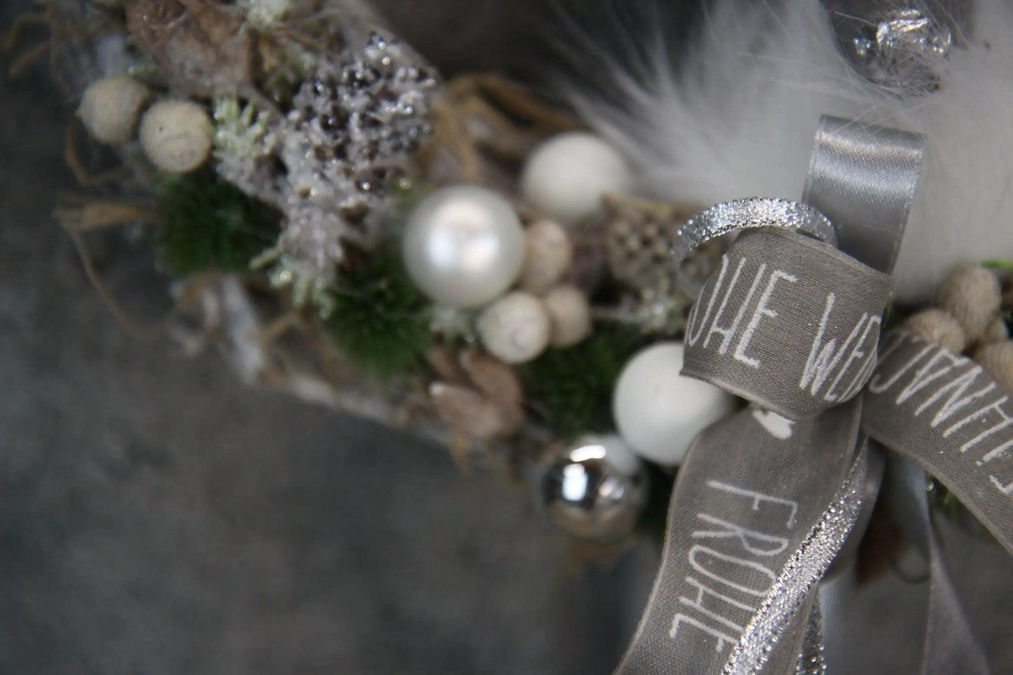 Türkranz Türdeko Türschmuck Weihnachten Weidenkranz Hirsch Zapfen Apfel Tanne Band Modern – handgemacht aus Seiden- und Kunstblumen, langlebig & pflegeleicht von SarahsFlowerStudio
