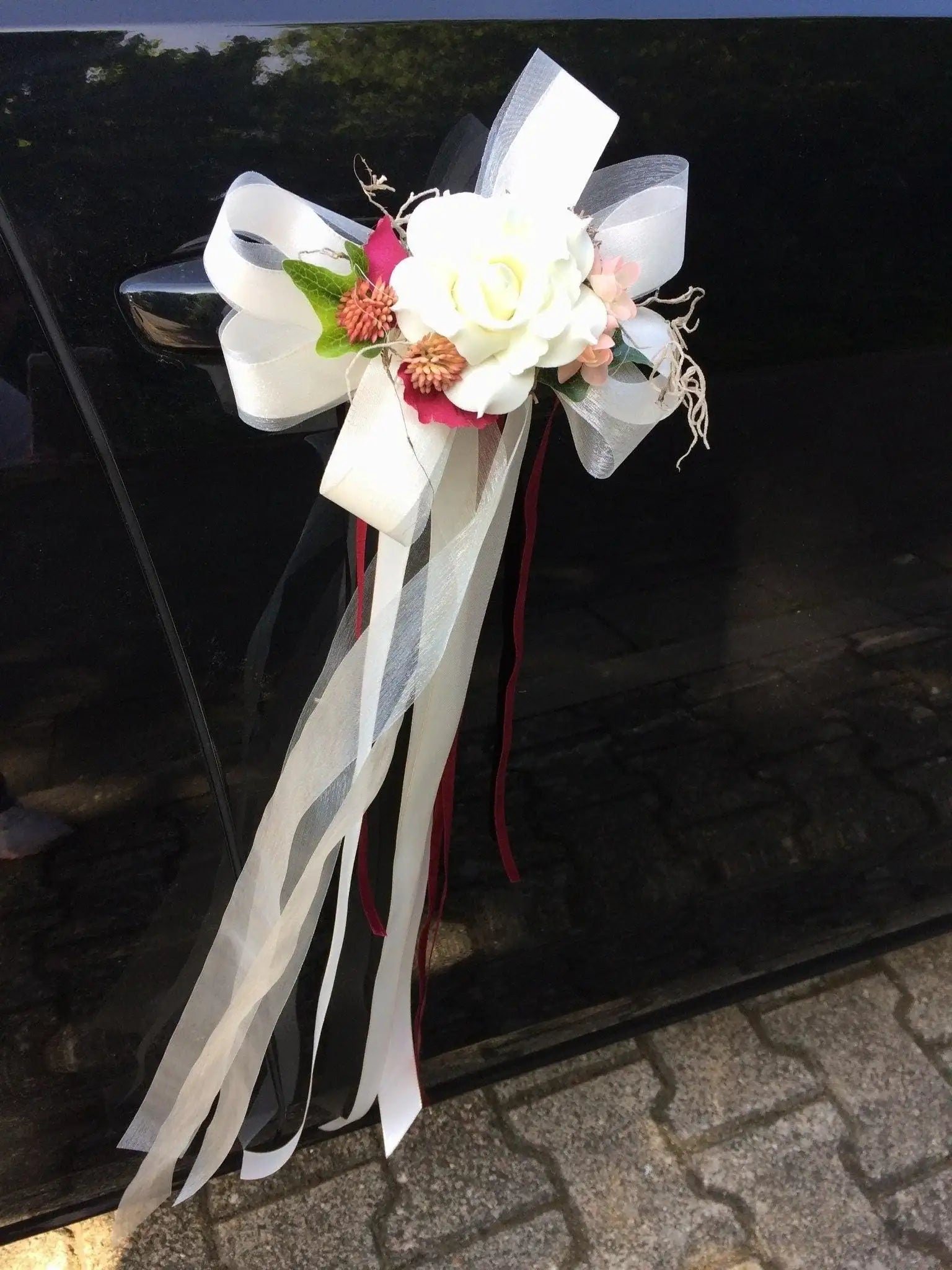 2 Autoschleifen für Seitenspiegel Kirchenbank in Wunschfarbe große Schleife Dekoration Rose – handgemacht aus Seiden- und Kunstblumen, langlebig & pflegeleicht von SarahsFlowerStudio