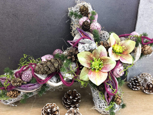 Grabgesteck Grabschmuck Kreuz Christrose Farbwunsch Exoten Tanne Zapfen Hutzeln Allerheiligen Filzschnur Christrosen Grabdeko Grabdekoration – handgemacht aus Seiden- und Kunstblumen, langlebig & pflegeleicht von SarahsFlowerStudio