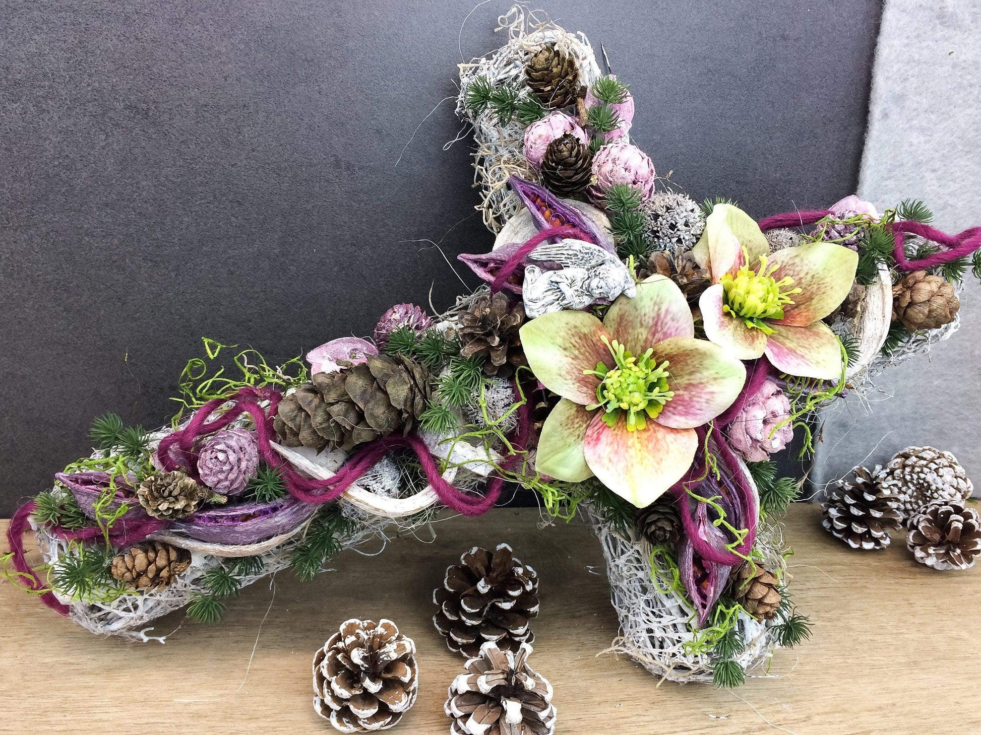 Grabgesteck Grabschmuck Kreuz Christrose Farbwunsch Exoten Tanne Zapfen Hutzeln Allerheiligen Filzschnur Christrosen Grabdeko Grabdekoration – handgemacht aus Seiden- und Kunstblumen, langlebig & pflegeleicht von SarahsFlowerStudio