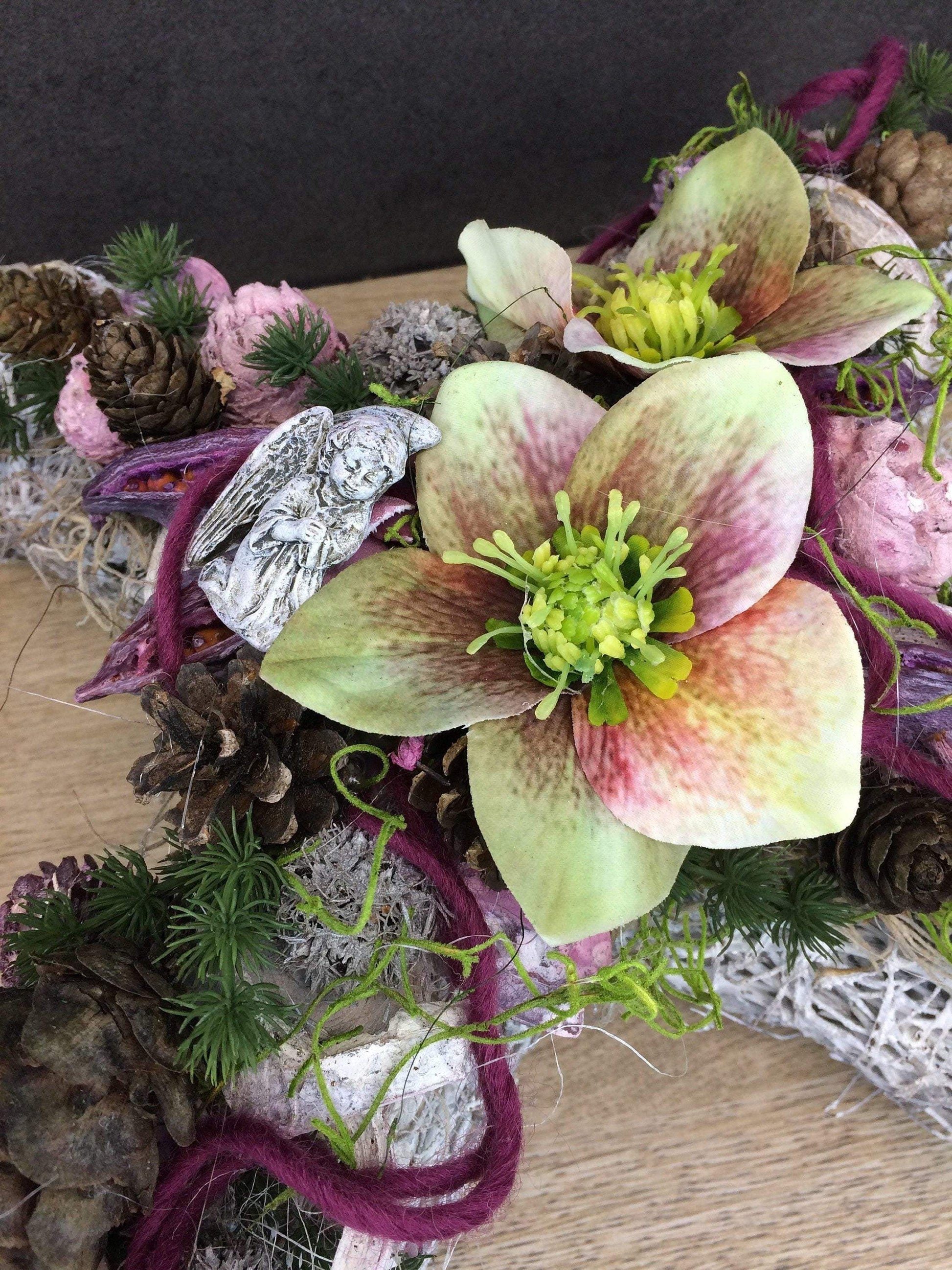 Grabgesteck Grabschmuck Kreuz Christrose Farbwunsch Exoten Tanne Zapfen Hutzeln Allerheiligen Filzschnur Christrosen Grabdeko Grabdekoration – handgemacht aus Seiden- und Kunstblumen, langlebig & pflegeleicht von SarahsFlowerStudio