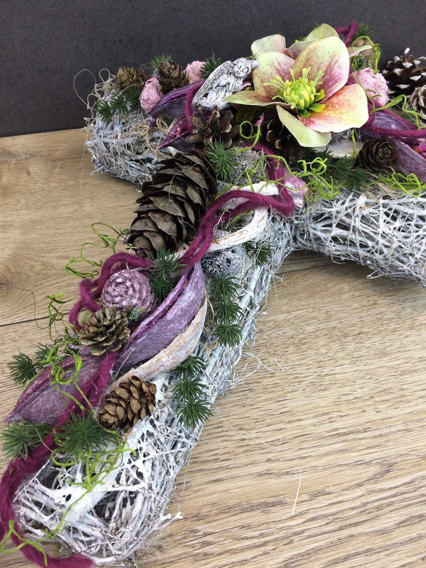 Grabgesteck Grabschmuck Kreuz Christrose Farbwunsch Exoten Tanne Zapfen Hutzeln Allerheiligen Filzschnur Christrosen Grabdeko Grabdekoration – handgemacht aus Seiden- und Kunstblumen, langlebig & pflegeleicht von SarahsFlowerStudio