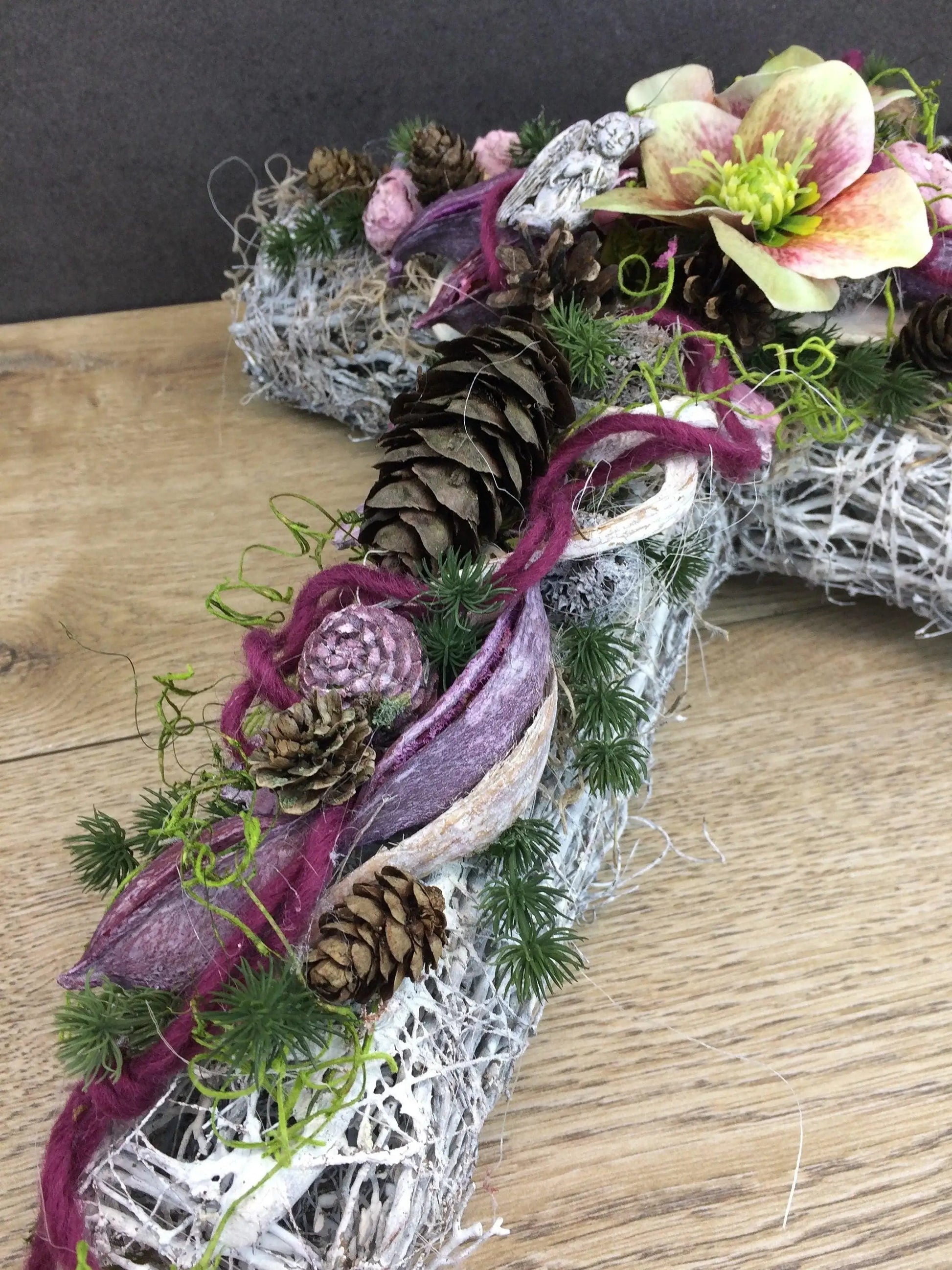 Grabgesteck Grabschmuck Kreuz Christrose Farbwunsch Exoten Tanne Zapfen Hutzeln Allerheiligen Filzschnur Christrosen Grabdeko Grabdekoration – handgemacht aus Seiden- und Kunstblumen, langlebig & pflegeleicht von SarahsFlowerStudio