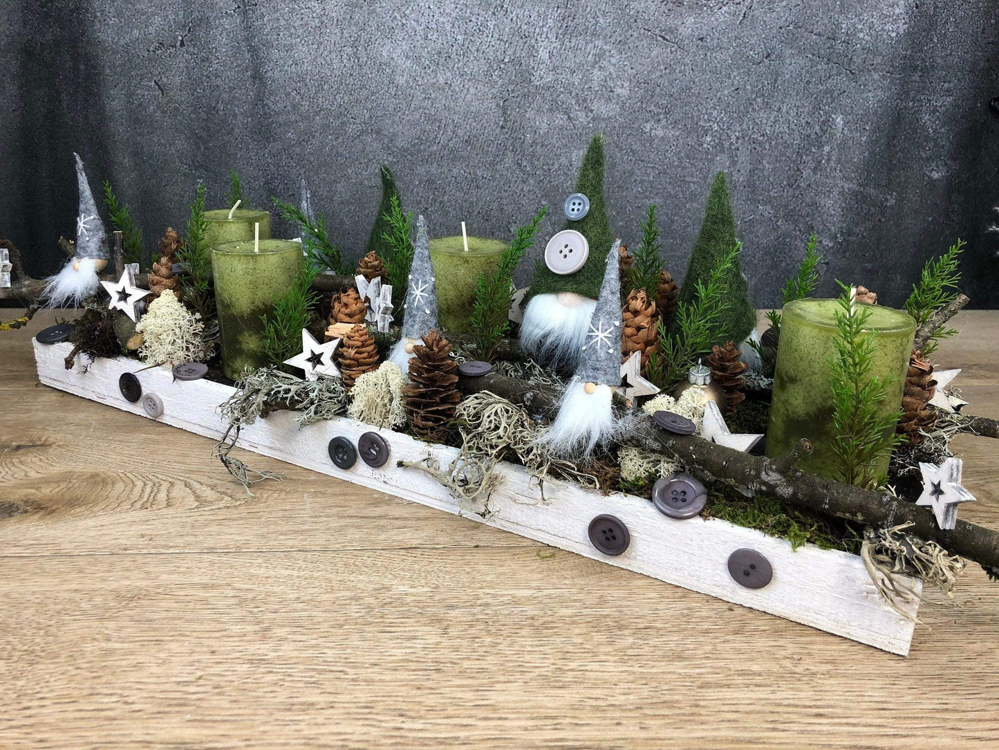 Adventskranz Adventskalender Wichtel länglich Tablett in zwei verschiedenen Größen L und XL – handgemacht aus Seiden- und Kunstblumen, langlebig & pflegeleicht von SarahsFlowerStudio