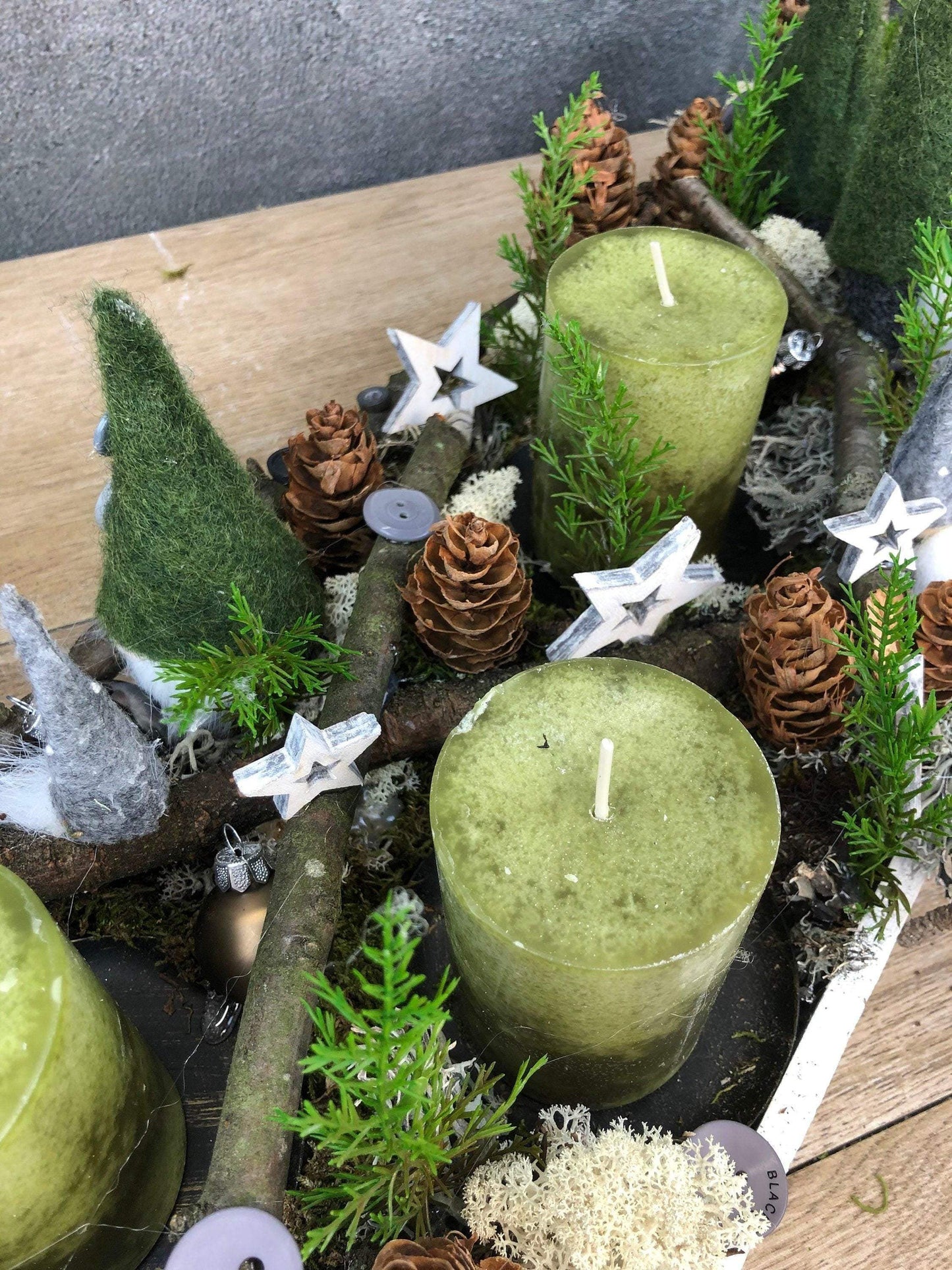 Adventskranz Adventskalender Wichtel länglich Tablett in zwei verschiedenen Größen L und XL – handgemacht aus Seiden- und Kunstblumen, langlebig & pflegeleicht von SarahsFlowerStudio