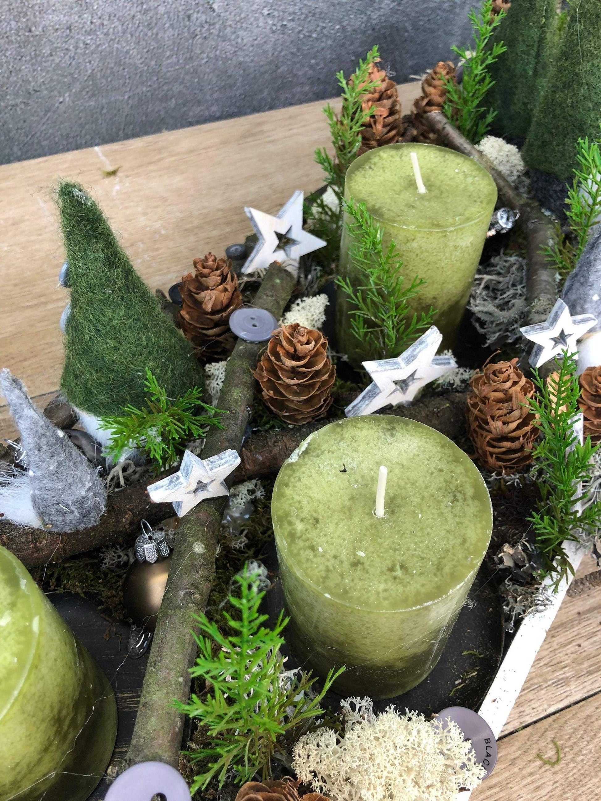 Adventskranz Adventskalender Wichtel länglich Tablett in zwei verschiedenen Größen L und XL – handgemacht aus Seiden- und Kunstblumen, langlebig & pflegeleicht von SarahsFlowerStudio