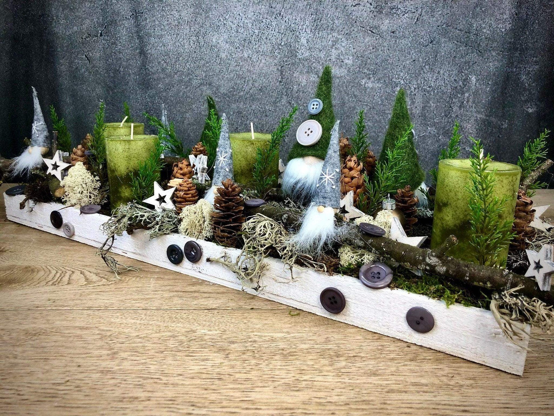 Adventskranz Adventskalender Wichtel länglich Tablett in zwei verschiedenen Größen L und XL – handgemacht aus Seiden- und Kunstblumen, langlebig & pflegeleicht von SarahsFlowerStudio