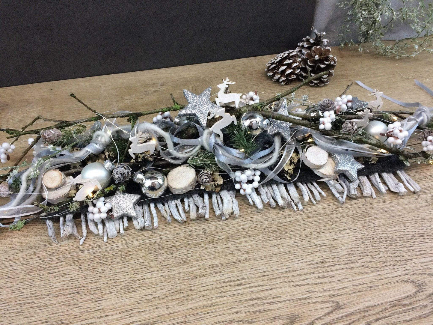 Tischdeko Tischgesteck Tischschmuck Gesteck 20er LED Lichterkette Wunschfarbe Advent Adventskranz Weihnachtlich Hirsch Band Kugeln – handgemacht aus Seiden- und Kunstblumen, langlebig & pflegeleicht von SarahsFlowerStudio