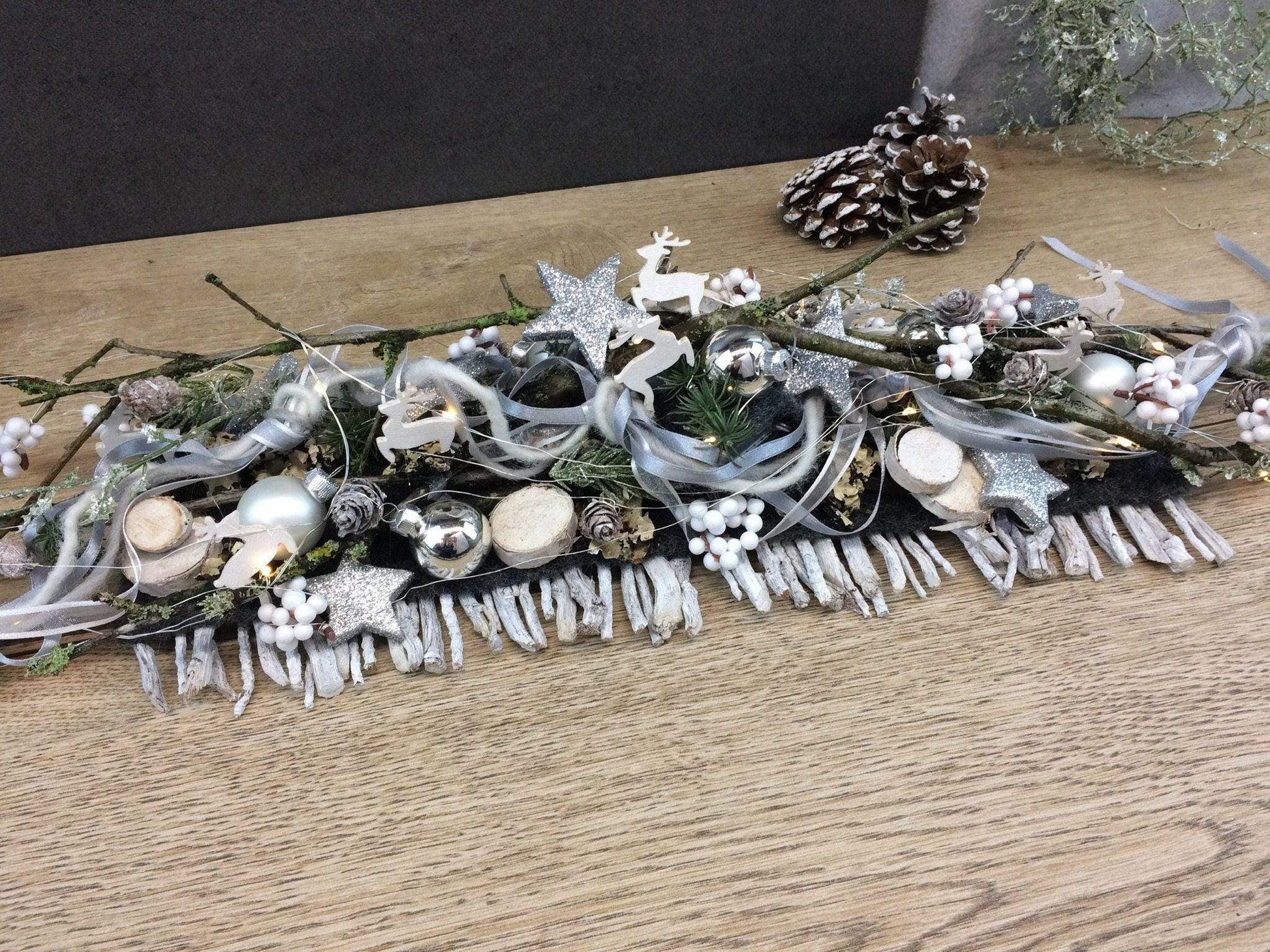 Tischdeko Tischgesteck Tischschmuck Gesteck 20er LED Lichterkette Wunschfarbe Advent Adventskranz Weihnachtlich Hirsch Band Kugeln – handgemacht aus Seiden- und Kunstblumen, langlebig & pflegeleicht von SarahsFlowerStudio