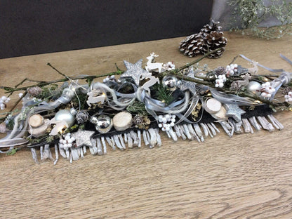 Tischdeko Tischgesteck Tischschmuck Gesteck 20er LED Lichterkette Wunschfarbe Advent Adventskranz Weihnachtlich Hirsch Band Kugeln – handgemacht aus Seiden- und Kunstblumen, langlebig & pflegeleicht von SarahsFlowerStudio