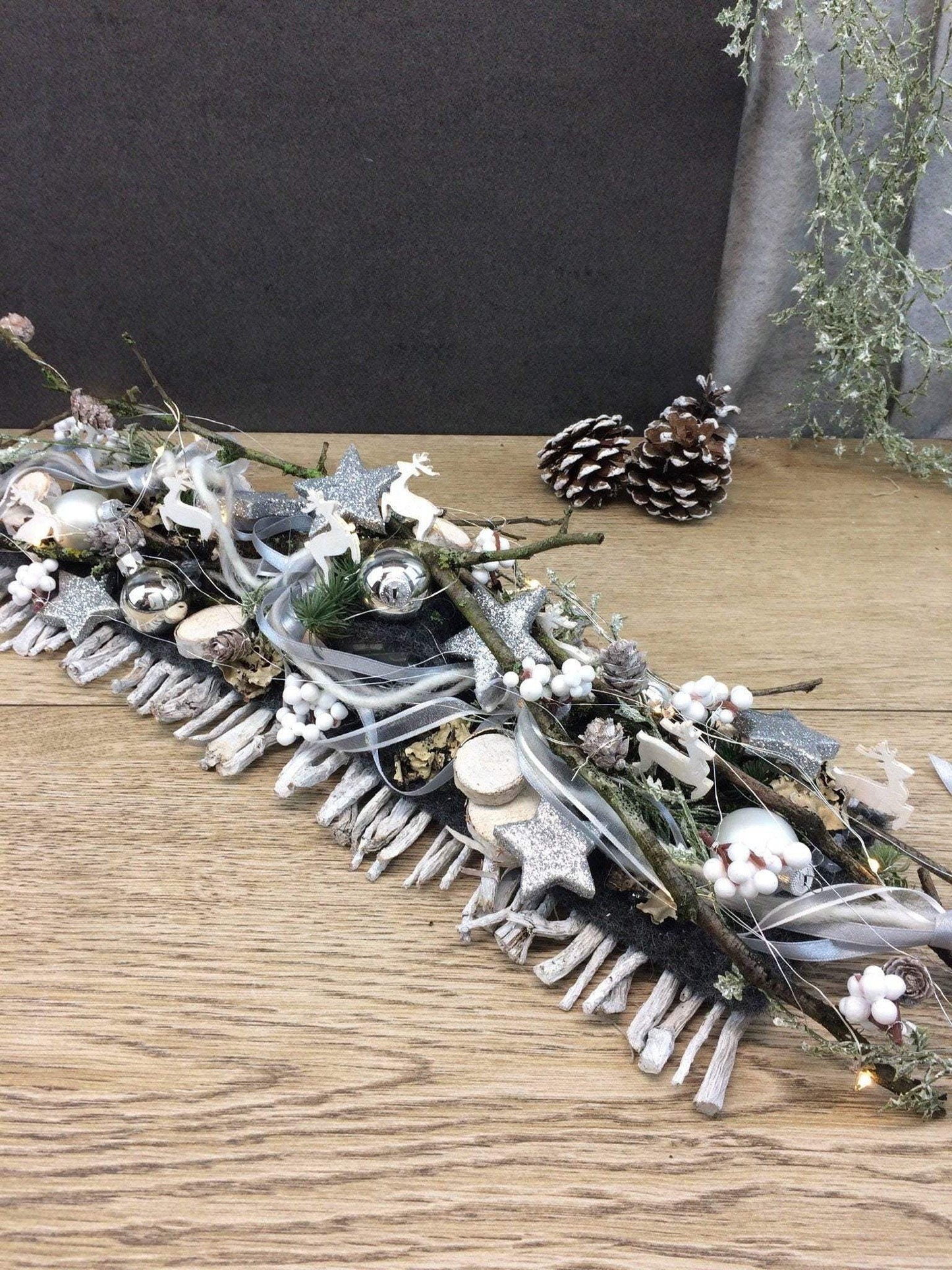 Tischdeko Tischgesteck Tischschmuck Gesteck 20er LED Lichterkette Wunschfarbe Advent Adventskranz Weihnachtlich Hirsch Band Kugeln – handgemacht aus Seiden- und Kunstblumen, langlebig & pflegeleicht von SarahsFlowerStudio