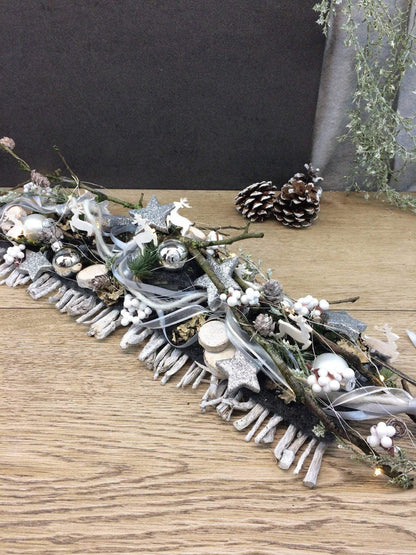 Tischdeko Tischgesteck Tischschmuck Gesteck 20er LED Lichterkette Wunschfarbe Advent Adventskranz Weihnachtlich Hirsch Band Kugeln – handgemacht aus Seiden- und Kunstblumen, langlebig & pflegeleicht von SarahsFlowerStudio