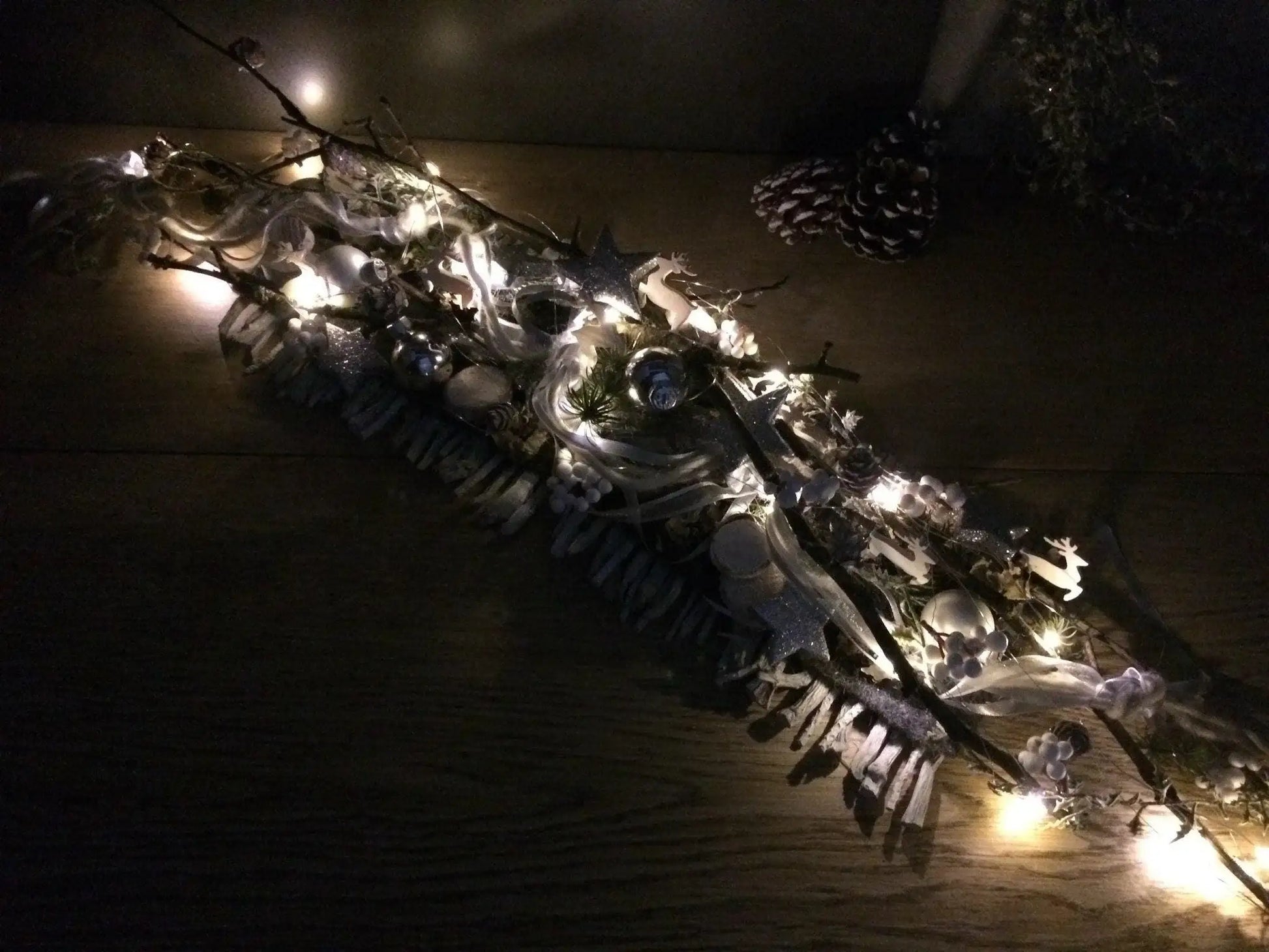 Tischdeko Tischgesteck Tischschmuck Gesteck 20er LED Lichterkette Wunschfarbe Advent Adventskranz Weihnachtlich Hirsch Band Kugeln – handgemacht aus Seiden- und Kunstblumen, langlebig & pflegeleicht von SarahsFlowerStudio