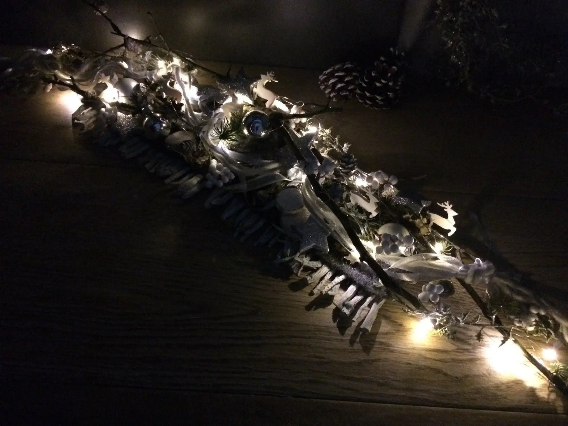 Tischdeko Tischgesteck Tischschmuck Gesteck 20er LED Lichterkette Wunschfarbe Advent Adventskranz Weihnachtlich Hirsch Band Kugeln – handgemacht aus Seiden- und Kunstblumen, langlebig & pflegeleicht von SarahsFlowerStudio