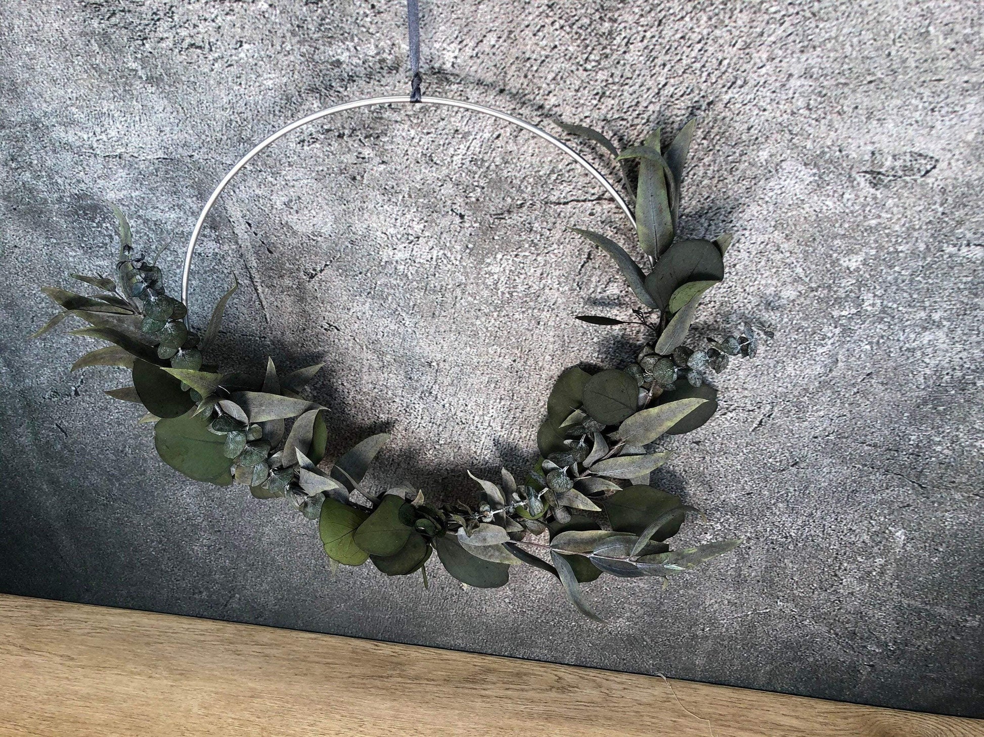 Türkranz Kranz Ring Eukalyptus Wandkranz Fensterdeko Trockenblumen Natur natürlich Hoop Herbst Herbstlich Eukalyptusblätter Eukalyptus Mix – handgemacht aus Seiden- und Kunstblumen, langlebig & pflegeleicht von SarahsFlowerStudio