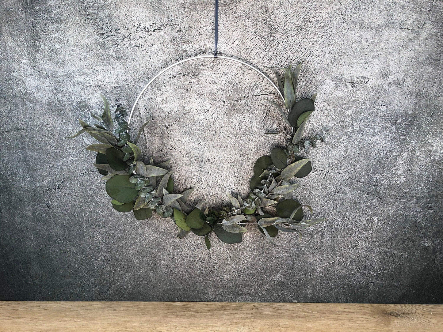 Türkranz Kranz Ring Eukalyptus Wandkranz Fensterdeko Trockenblumen Natur natürlich Hoop Herbst Herbstlich Eukalyptusblätter Eukalyptus Mix – handgemacht aus Seiden- und Kunstblumen, langlebig & pflegeleicht von SarahsFlowerStudio