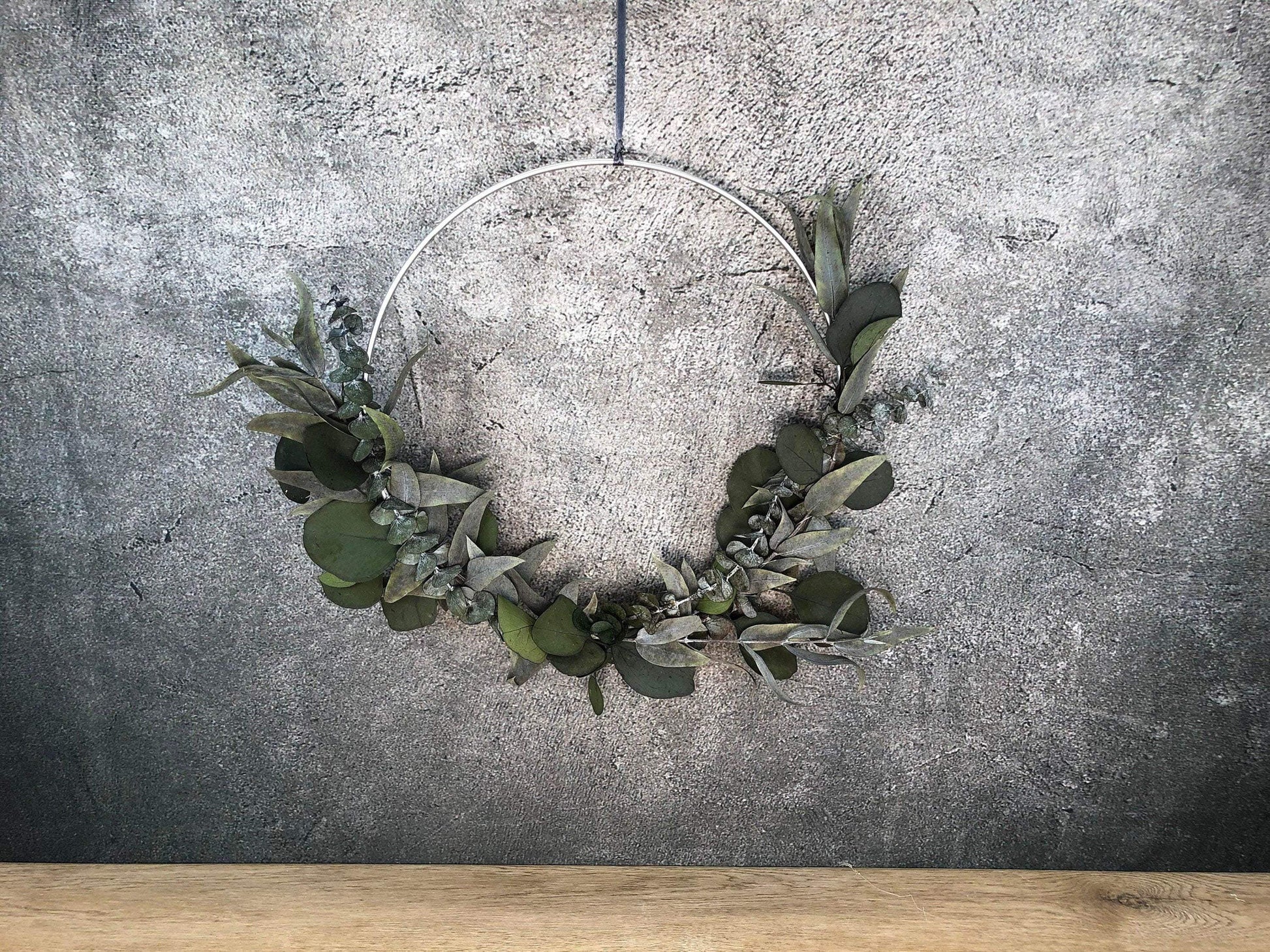 Türkranz Kranz Ring Eukalyptus Wandkranz Fensterdeko Trockenblumen Natur natürlich Hoop Herbst Herbstlich Eukalyptusblätter Eukalyptus Mix – handgemacht aus Seiden- und Kunstblumen, langlebig & pflegeleicht von SarahsFlowerStudio