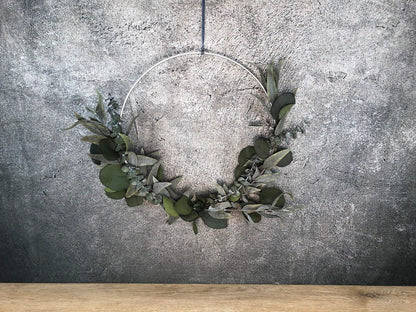 Türkranz Kranz Ring Eukalyptus Wandkranz Fensterdeko Trockenblumen Natur natürlich Hoop Herbst Herbstlich Eukalyptusblätter Eukalyptus Mix – handgemacht aus Seiden- und Kunstblumen, langlebig & pflegeleicht von SarahsFlowerStudio
