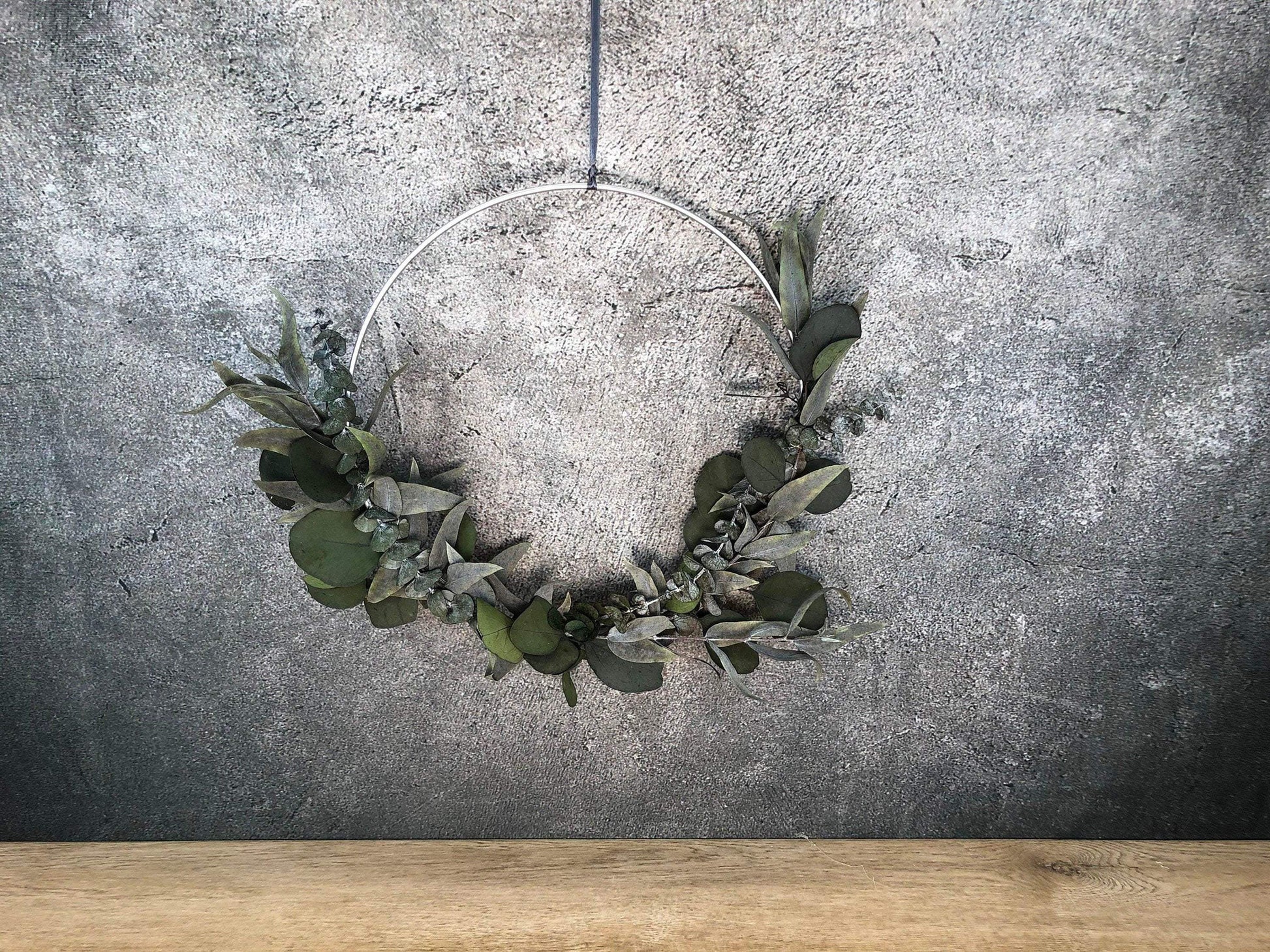 Türkranz Kranz Ring Eukalyptus Wandkranz Fensterdeko Trockenblumen Natur natürlich Hoop Herbst Herbstlich Eukalyptusblätter Eukalyptus Mix – handgemacht aus Seiden- und Kunstblumen, langlebig & pflegeleicht von SarahsFlowerStudio
