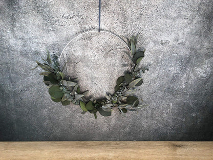 Türkranz Kranz Ring Eukalyptus Wandkranz Fensterdeko Trockenblumen Natur natürlich Hoop Herbst Herbstlich Eukalyptusblätter Eukalyptus Mix – handgemacht aus Seiden- und Kunstblumen, langlebig & pflegeleicht von SarahsFlowerStudio