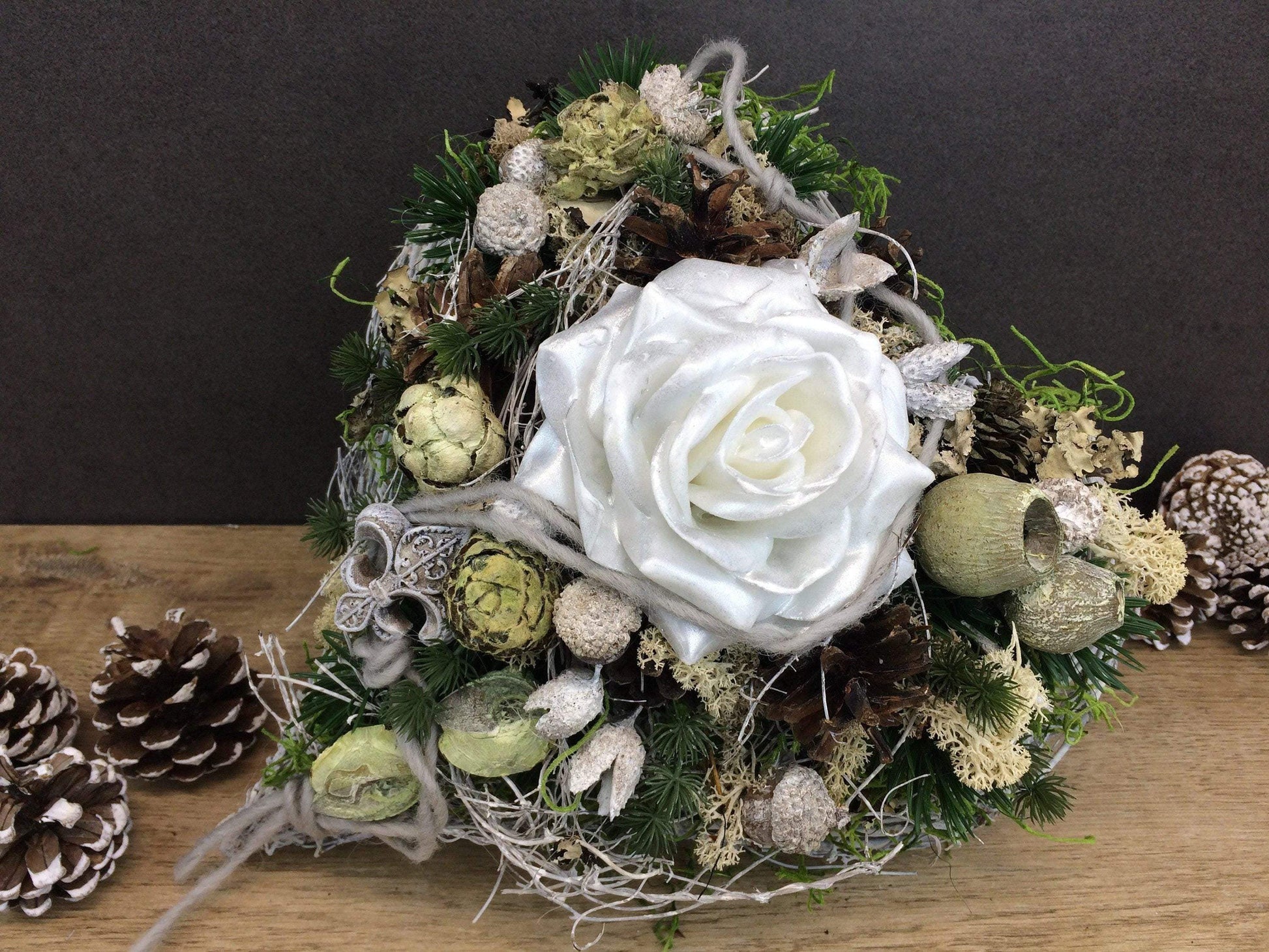 Grabgesteck Allerheiligen Wachsrosen Wachsrose Rose Grabschmuck Herz Grabdekoration – handgemacht aus Seiden- und Kunstblumen, langlebig & pflegeleicht von SarahsFlowerStudio