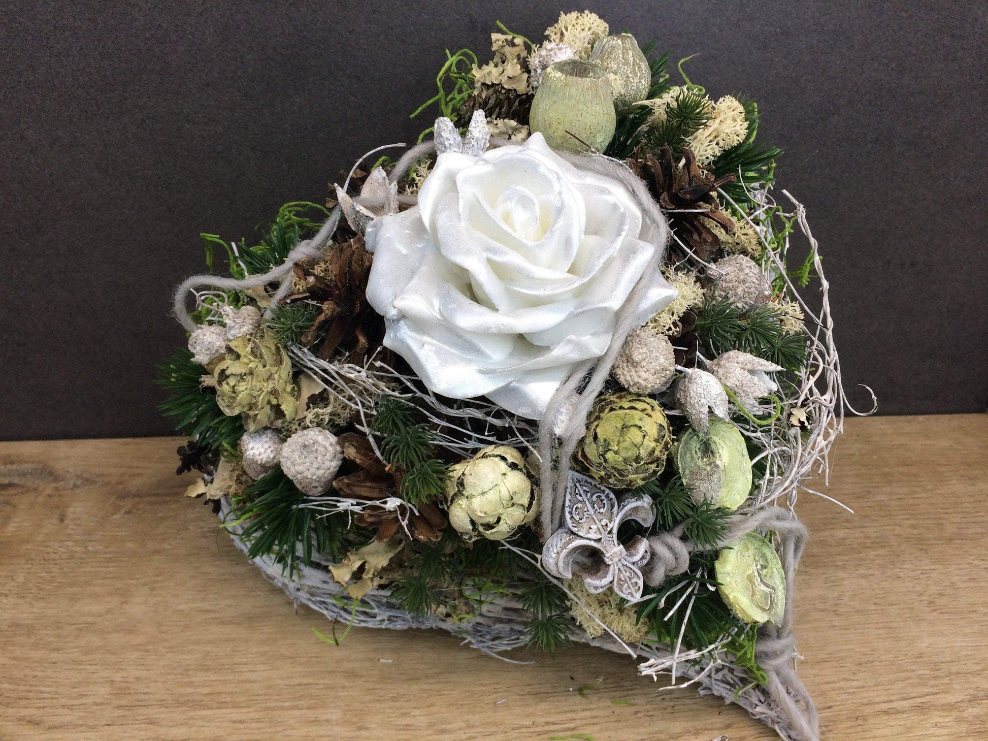 Grabgesteck Allerheiligen Wachsrosen Wachsrose Rose Grabschmuck Herz Grabdekoration – handgemacht aus Seiden- und Kunstblumen, langlebig & pflegeleicht von SarahsFlowerStudio