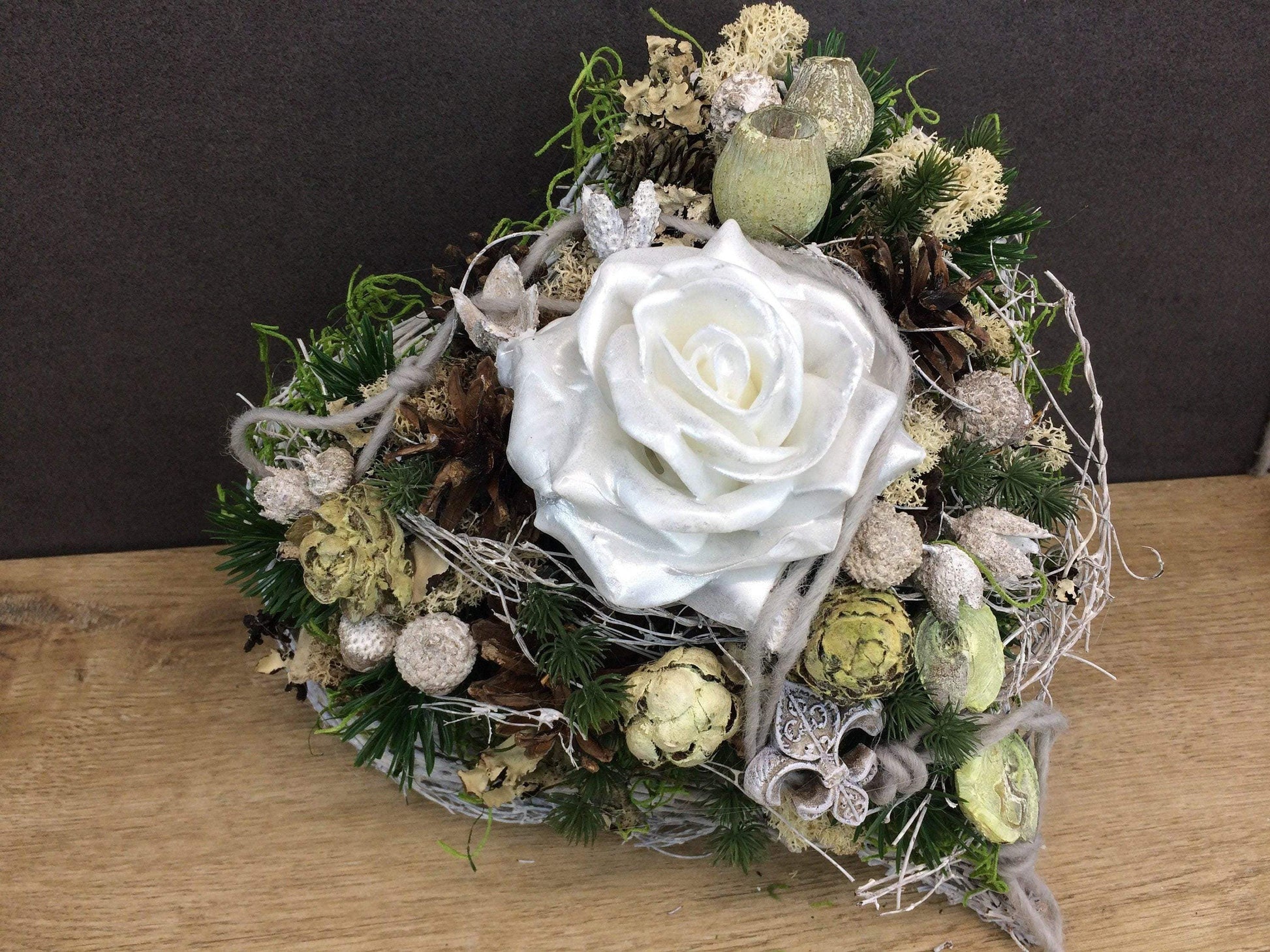 Grabgesteck Allerheiligen Wachsrosen Wachsrose Rose Grabschmuck Herz Grabdekoration – handgemacht aus Seiden- und Kunstblumen, langlebig & pflegeleicht von SarahsFlowerStudio