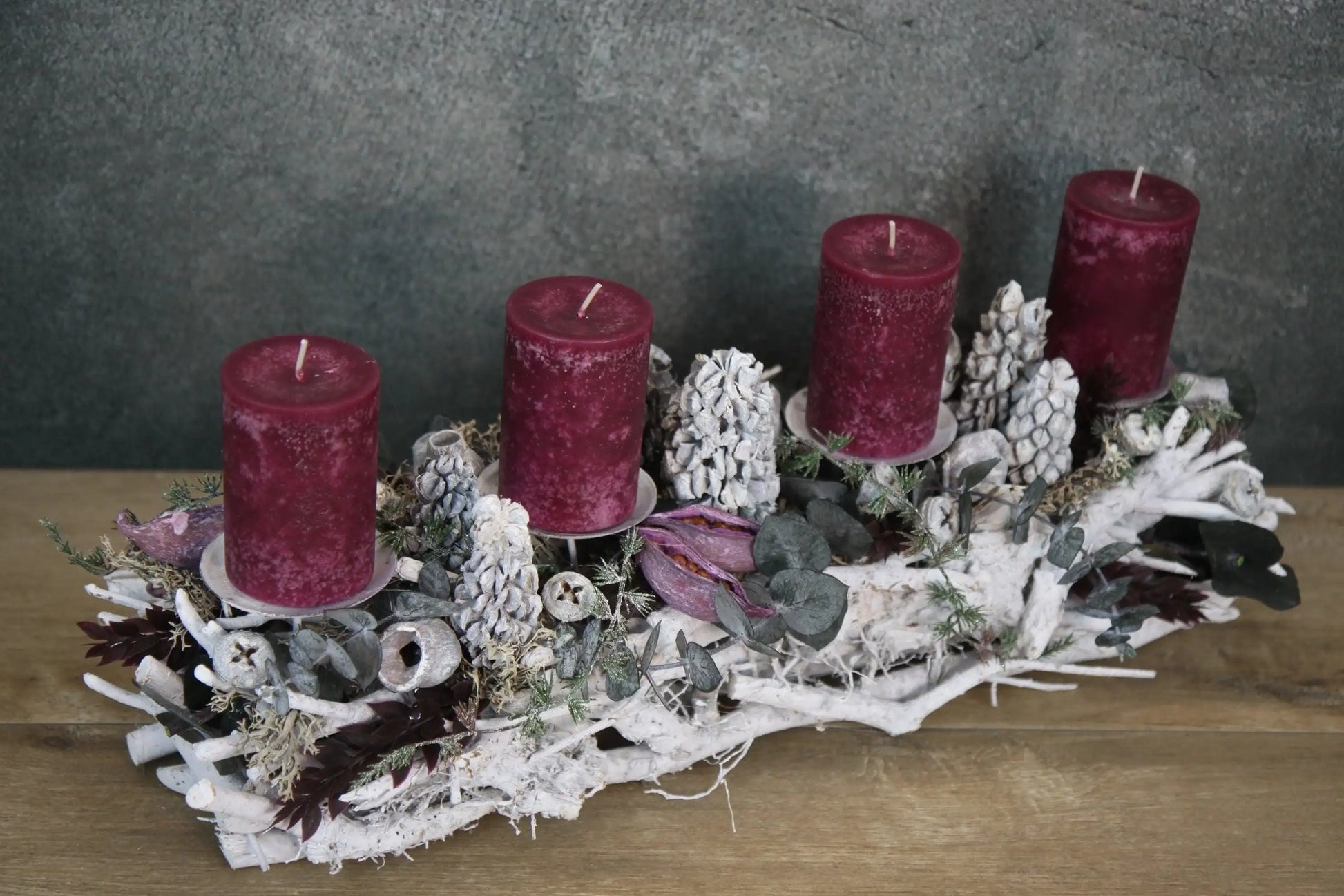 Adventsgesteck Eukalyptus Ruskus länglich – Tablett Advent mehrjährig – Adventsgesteck – SarahsFlowerStudio