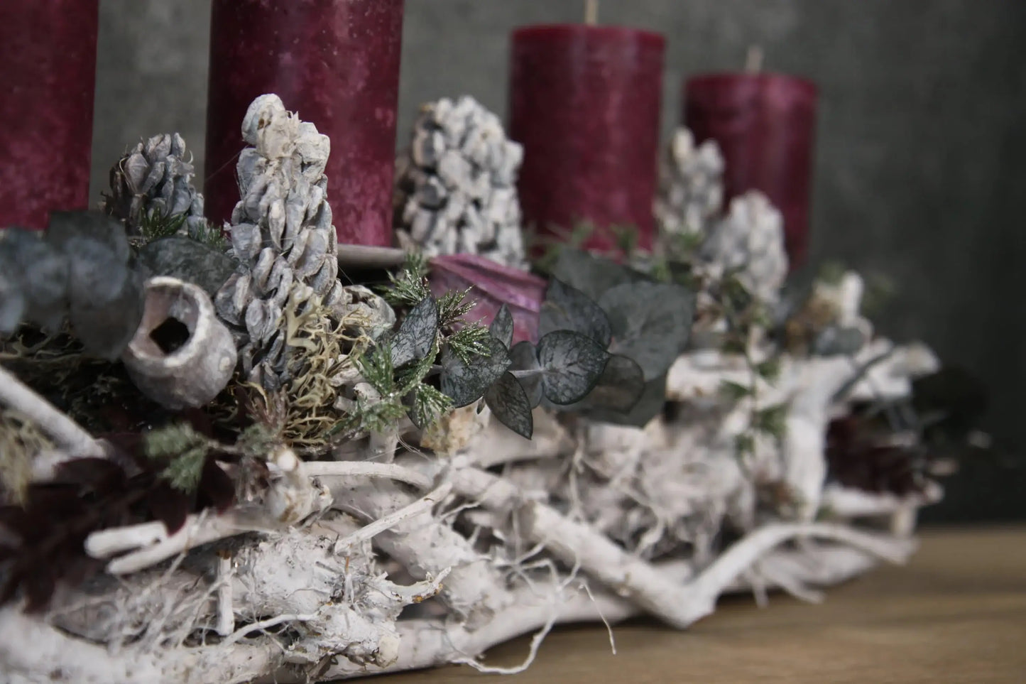 Adventsgesteck Eukalyptus Ruskus länglich – Tablett Advent mehrjährig – Adventsgesteck – SarahsFlowerStudio