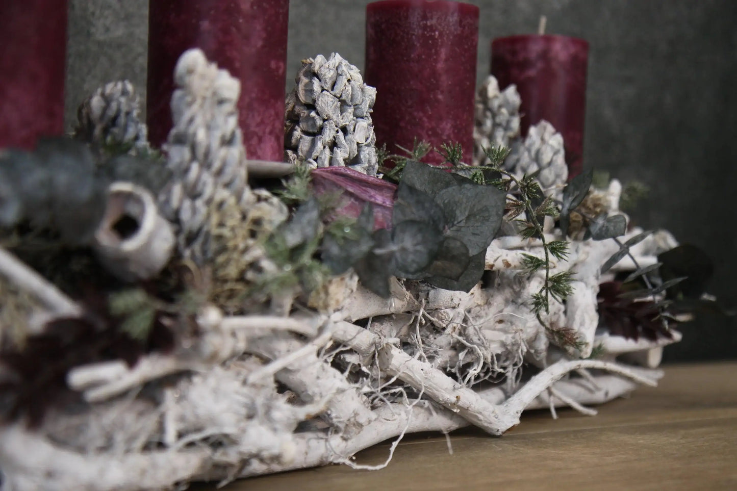 Adventsgesteck Eukalyptus Ruskus länglich – Tablett Advent mehrjährig – Adventsgesteck – SarahsFlowerStudio