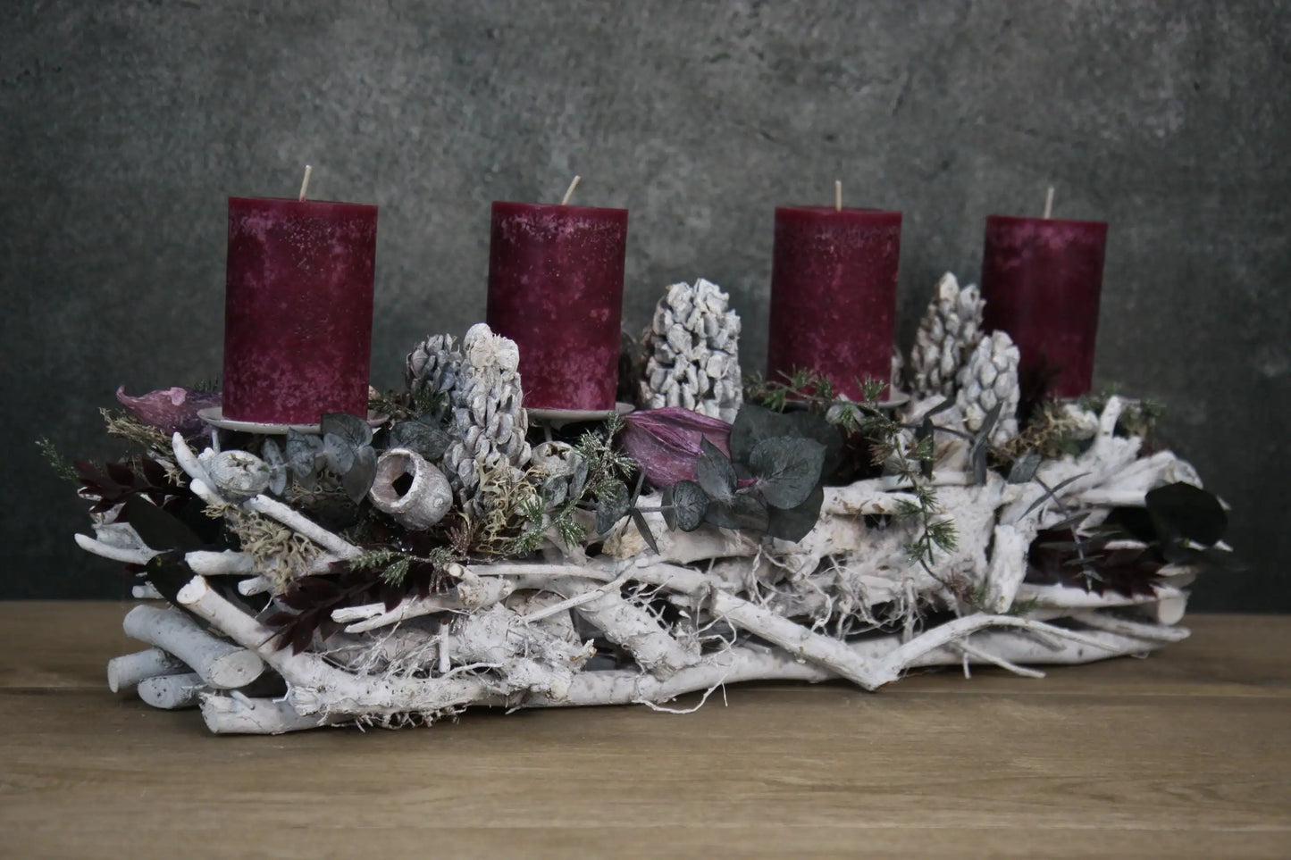 Adventsgesteck Eukalyptus Ruskus länglich – Tablett Advent mehrjährig – Adventsgesteck – SarahsFlowerStudio