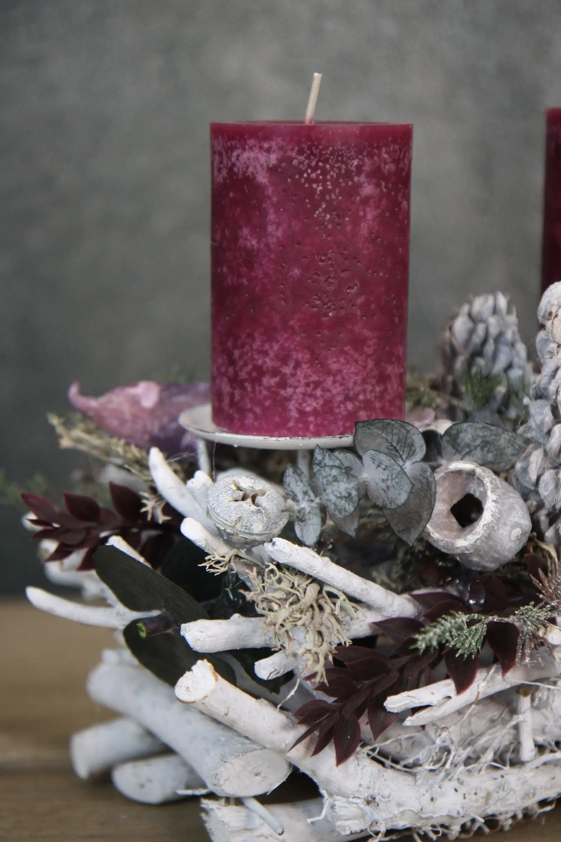 Adventsgesteck Eukalyptus Ruskus länglich – Tablett Advent mehrjährig – Adventsgesteck – SarahsFlowerStudio
