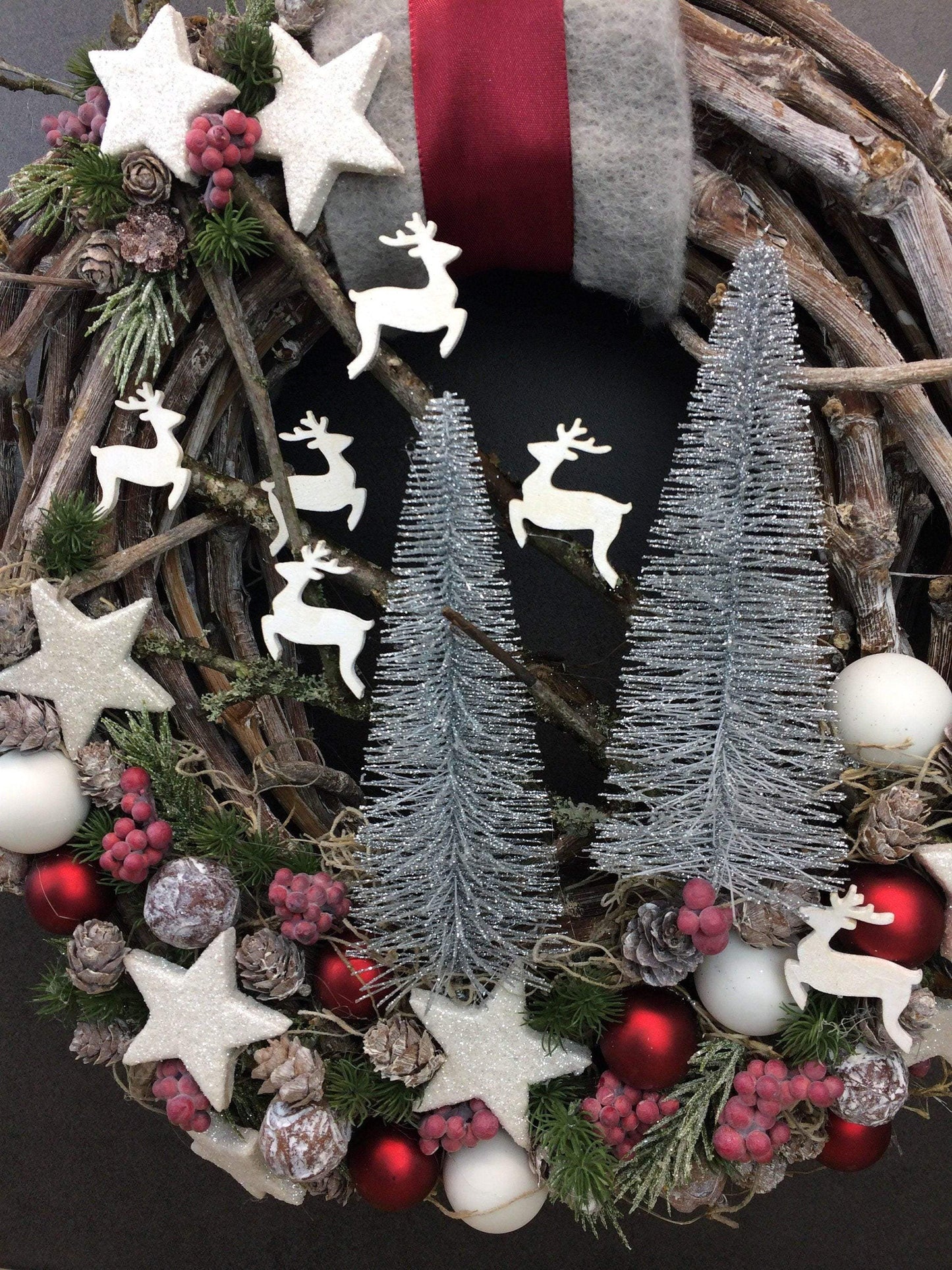 Advent Türkranz Türdeko Türschmuck Weihnachten Weidenkranz Adventskranz Sterne Tannenbaum Hirsch Tanne Filz Draht – handgemacht aus Seiden- und Kunstblumen, langlebig & pflegeleicht von SarahsFlowerStudio