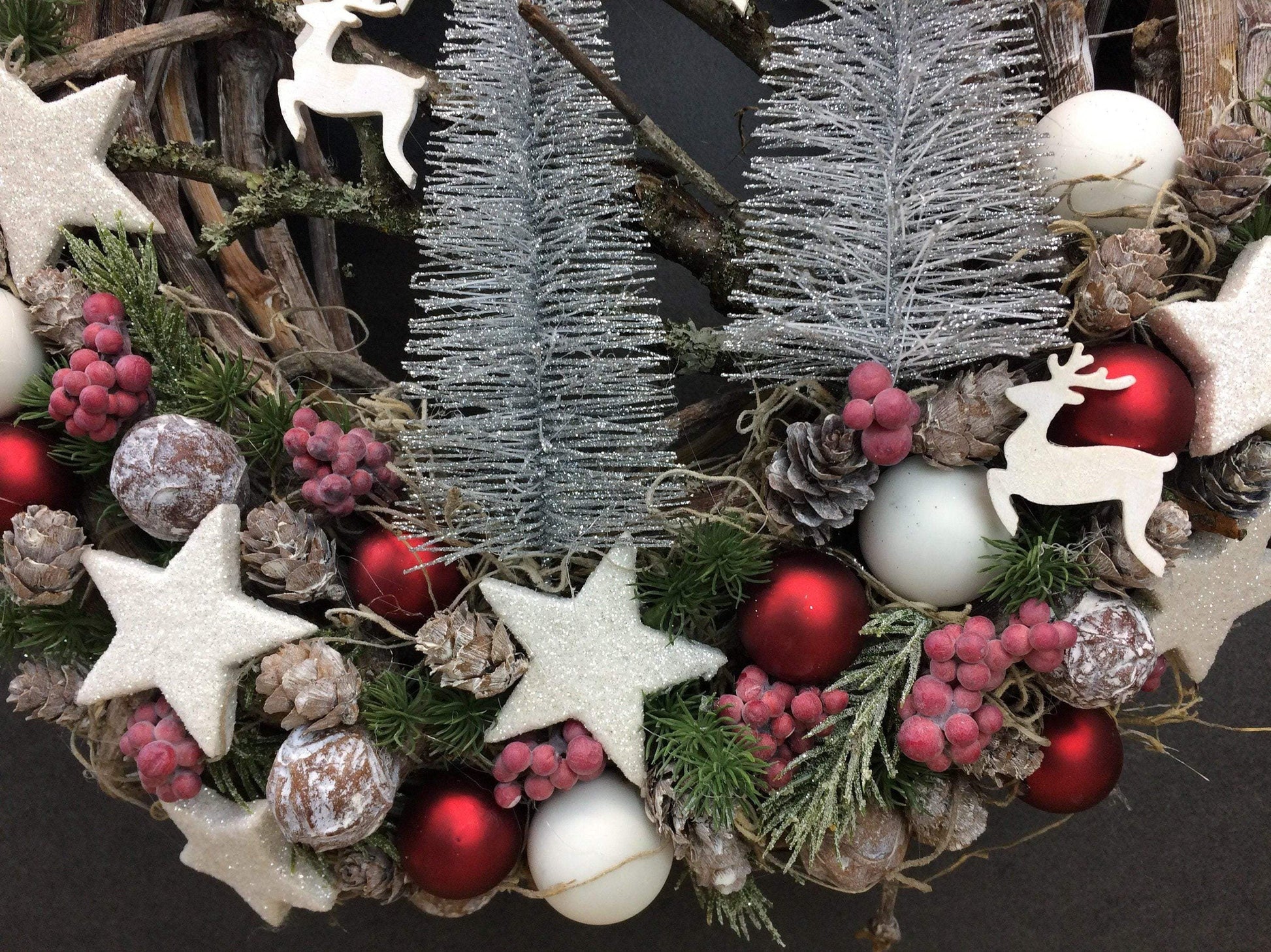 Advent Türkranz Türdeko Türschmuck Weihnachten Weidenkranz Adventskranz Sterne Tannenbaum Hirsch Tanne Filz Draht – handgemacht aus Seiden- und Kunstblumen, langlebig & pflegeleicht von SarahsFlowerStudio