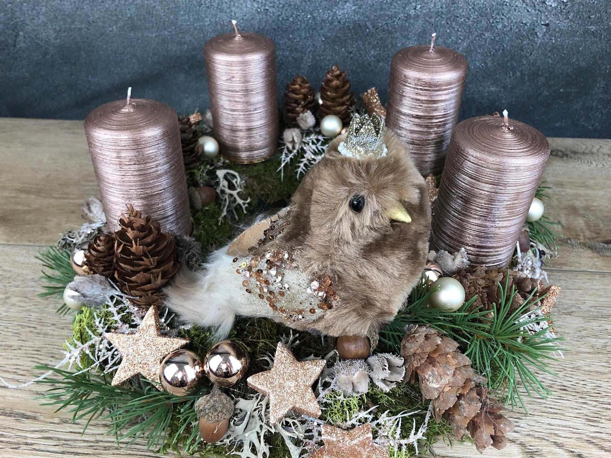 Adventskranz Adventskalender Vogel Zapfen Moos Sterne Kerzen Tanne Zweige Modern Natürlich Getrocknet Künstlich Haltbar – handgemacht aus Seiden- und Kunstblumen, langlebig & pflegeleicht von SarahsFlowerStudio