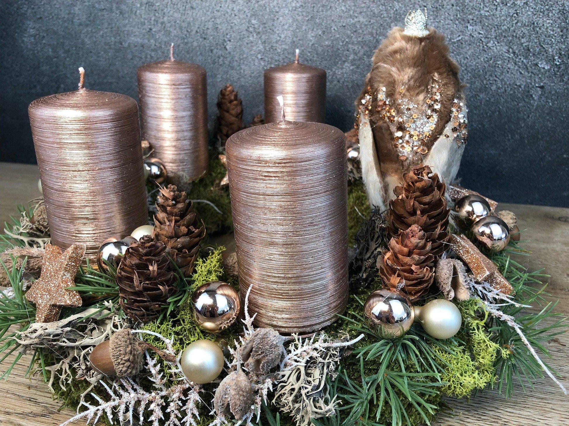 Adventskranz Adventskalender Vogel Zapfen Moos Sterne Kerzen Tanne Zweige Modern Natürlich Getrocknet Künstlich Haltbar – handgemacht aus Seiden- und Kunstblumen, langlebig & pflegeleicht von SarahsFlowerStudio