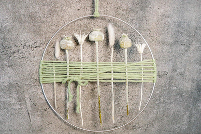 Türkranz Kranz Ring Gräser Wandkranz Trockenblumen Natur natürlich Hoop Fensterdeko – handgemacht aus Seiden- und Kunstblumen, langlebig & pflegeleicht von SarahsFlowerStudio
