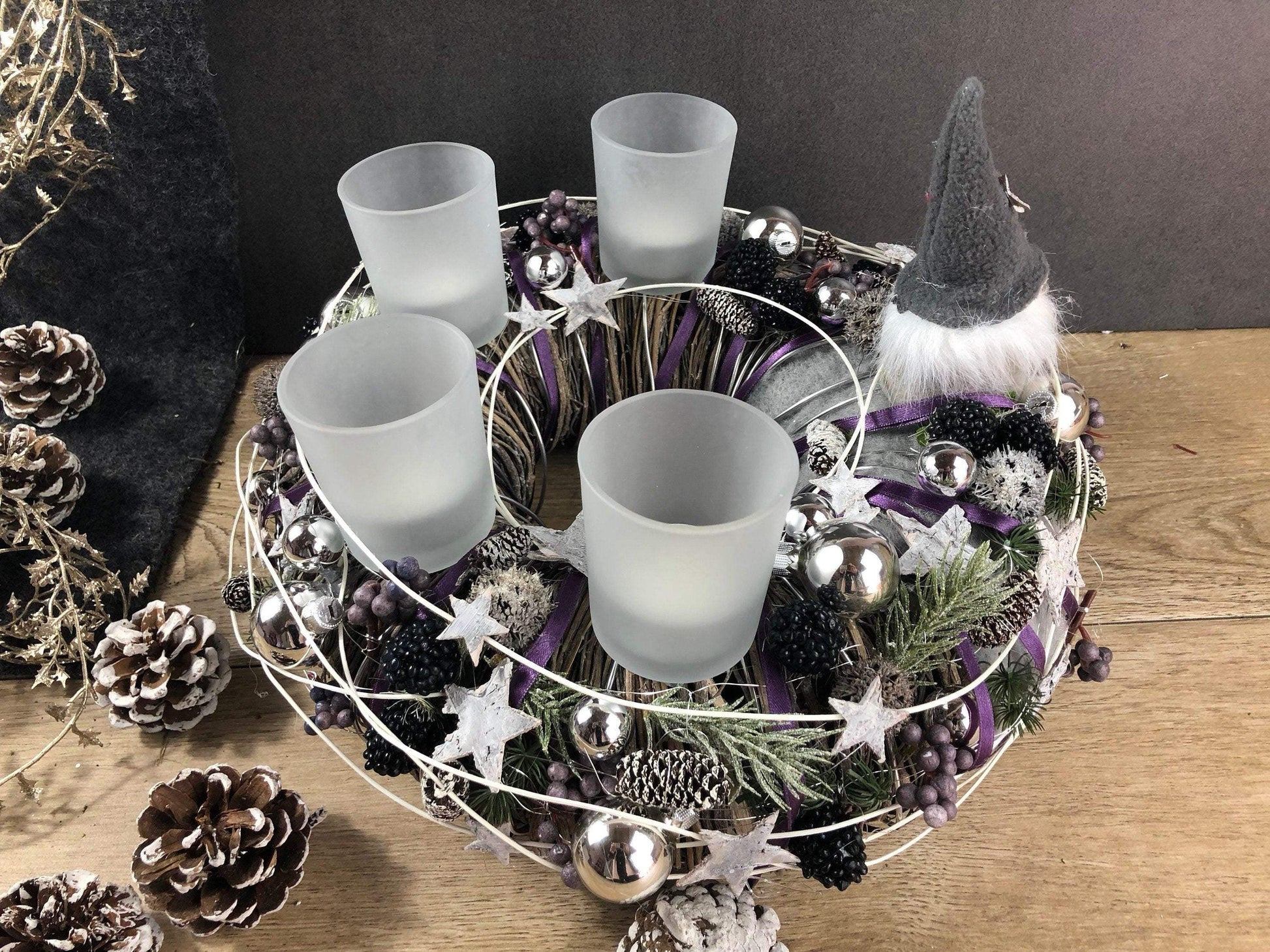 Adventskranz Aubergine Grau Weiß Wichtel Silber – handgemacht aus Seiden- und Kunstblumen, langlebig & pflegeleicht von SarahsFlowerStudio