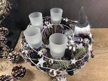 Adventskranz Aubergine Grau Weiß Wichtel Silber – handgemacht aus Seiden- und Kunstblumen, langlebig & pflegeleicht von SarahsFlowerStudio