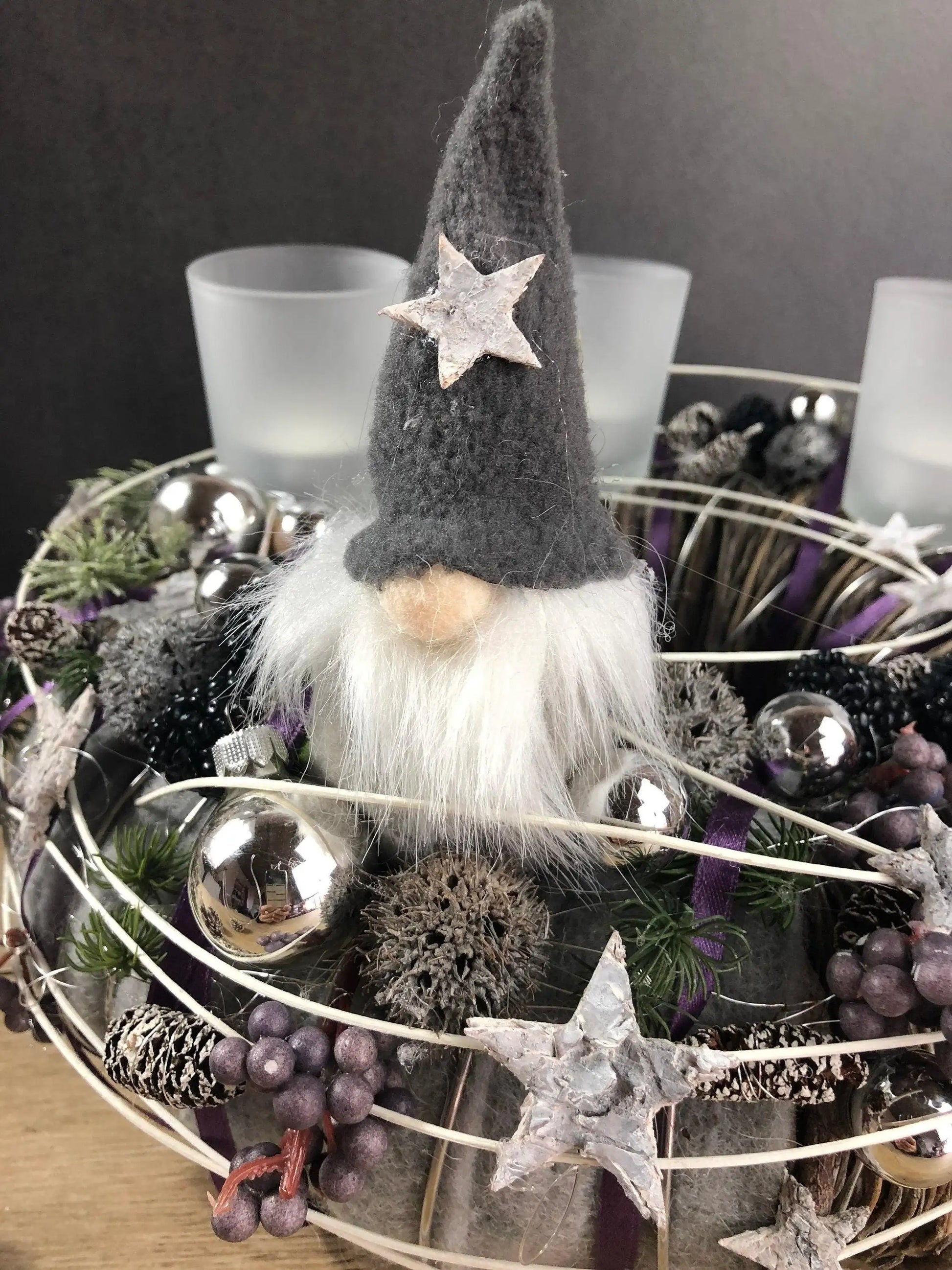Adventskranz Aubergine Grau Weiß Wichtel Silber – handgemacht aus Seiden- und Kunstblumen, langlebig & pflegeleicht von SarahsFlowerStudio
