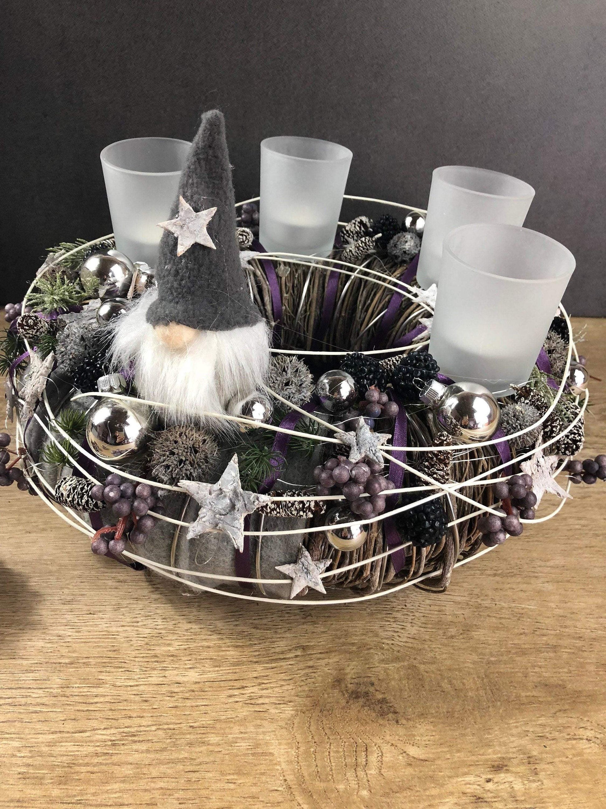Adventskranz Aubergine Grau Weiß Wichtel Silber – handgemacht aus Seiden- und Kunstblumen, langlebig & pflegeleicht von SarahsFlowerStudio