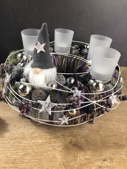 Adventskranz Aubergine Grau Weiß Wichtel Silber – handgemacht aus Seiden- und Kunstblumen, langlebig & pflegeleicht von SarahsFlowerStudio