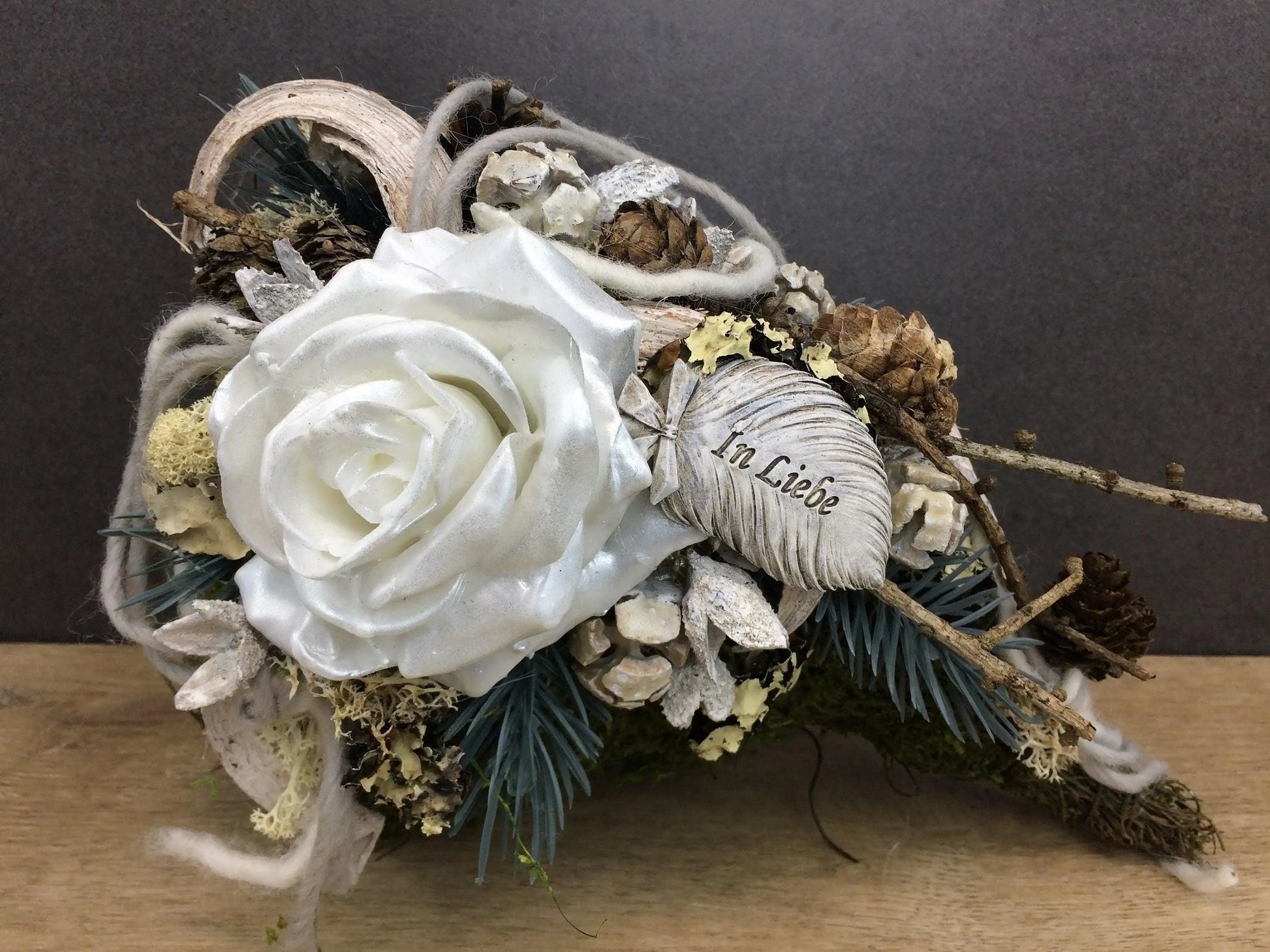 Grabgesteck Allerheiligen Wachsrosen Wachsrose Rose Grabschmuck Herz Grabdekoration – handgemacht aus Seiden- und Kunstblumen, langlebig & pflegeleicht von SarahsFlowerStudio