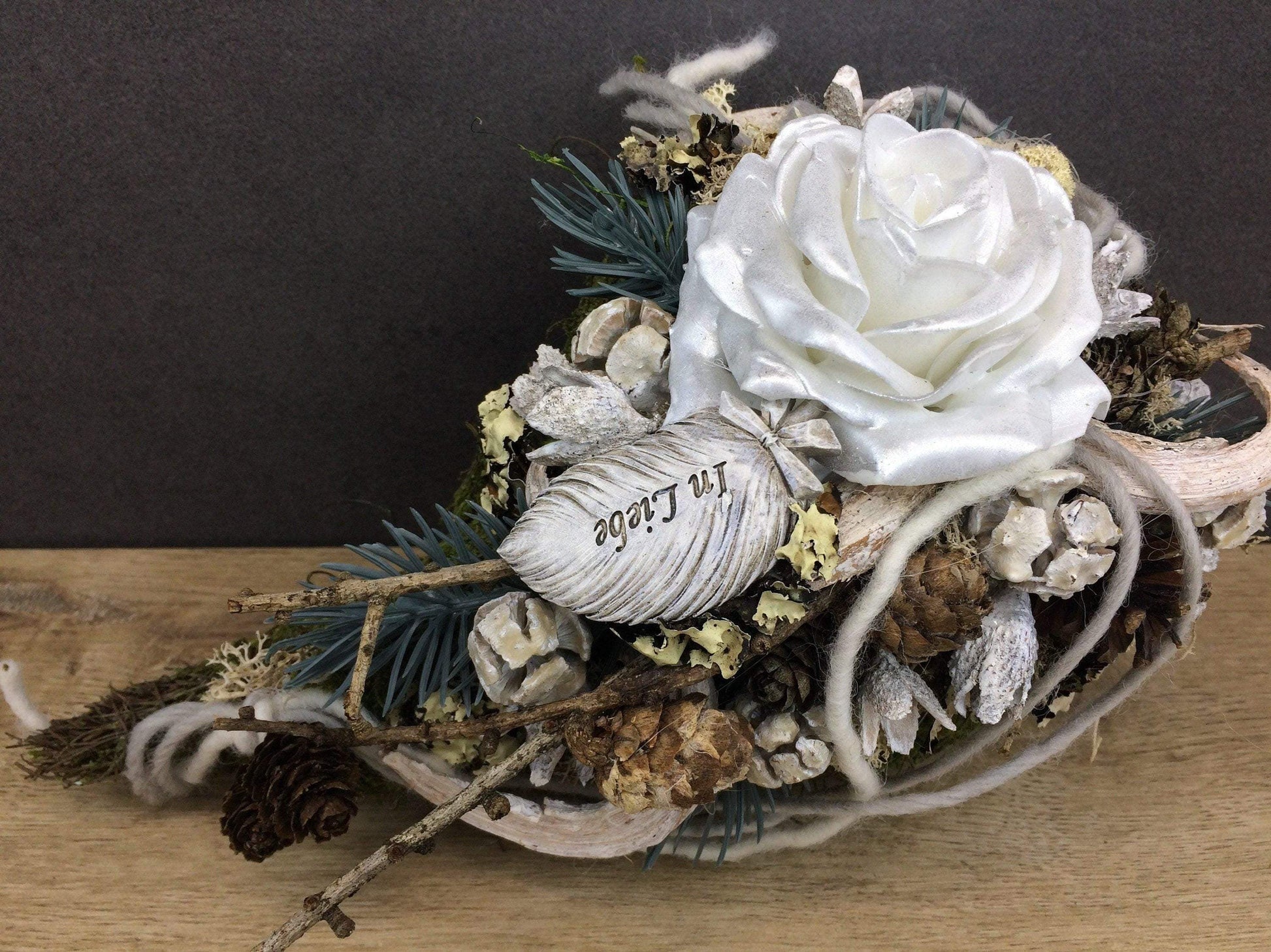 Grabgesteck Allerheiligen Wachsrosen Wachsrose Rose Grabschmuck Herz Grabdekoration – handgemacht aus Seiden- und Kunstblumen, langlebig & pflegeleicht von SarahsFlowerStudio