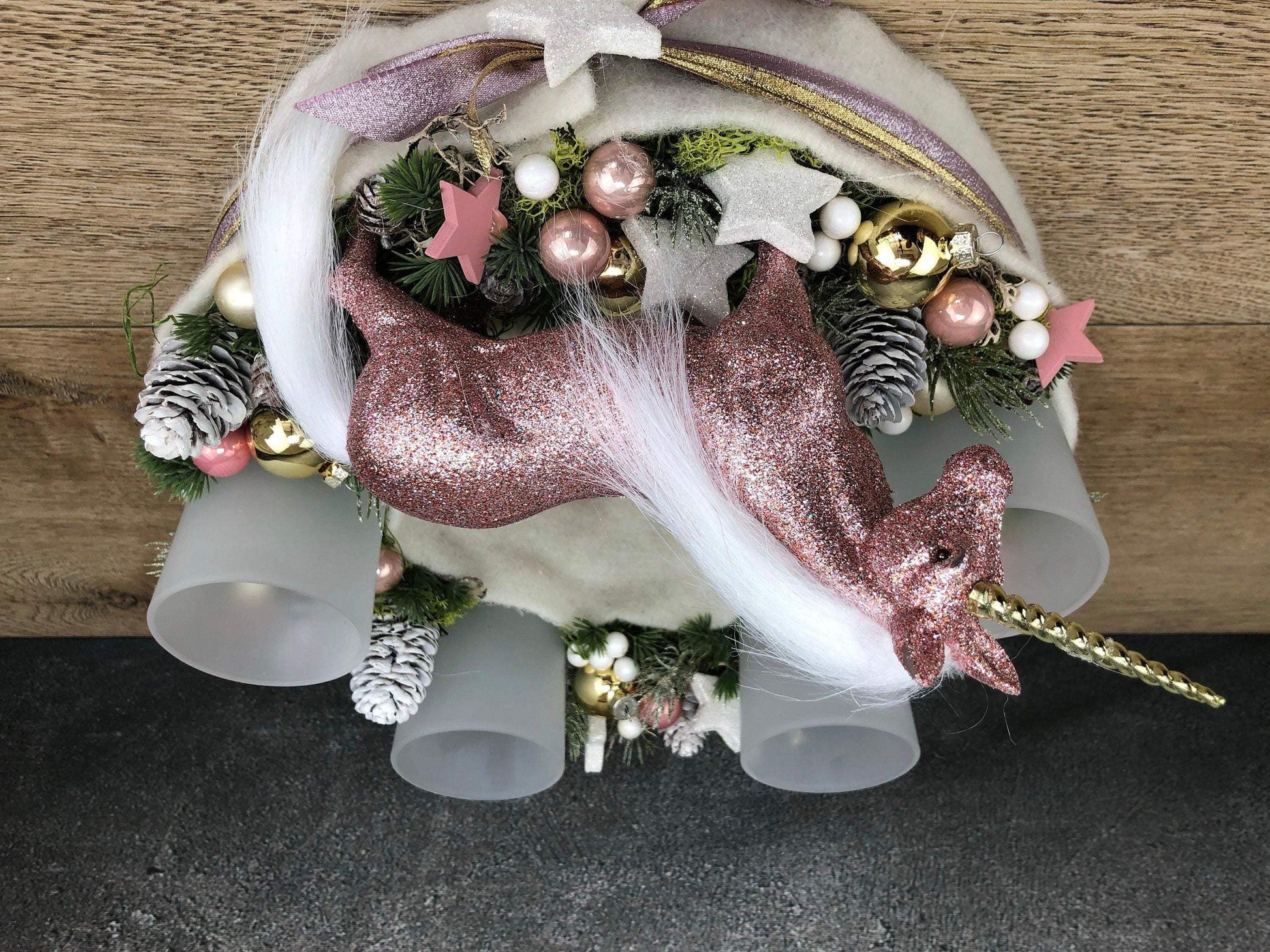 Adventskranz Adventskalender Einhorn Rosa Zapfen Glitzer Frost mehrjährig groß rund – handgemacht aus Seiden- und Kunstblumen, langlebig & pflegeleicht von SarahsFlowerStudio