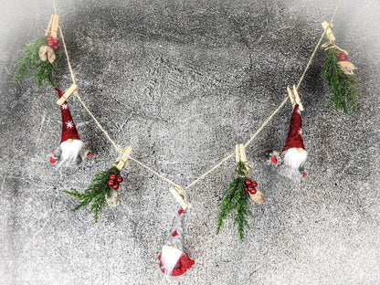 Wichtel Sterntaler Fensterdeko Wäscheleine Wäscheklammer Fensterschmuck Türkranz Thuja weihnachtlich Weihnachten – handgemacht aus Seiden- und Kunstblumen, langlebig & pflegeleicht von SarahsFlowerStudio