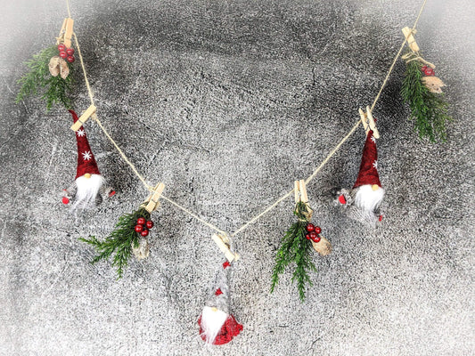 Wichtel Sterntaler Fensterdeko Wäscheleine Wäscheklammer Fensterschmuck Türkranz Thuja weihnachtlich Weihnachten – handgemacht aus Seiden- und Kunstblumen, langlebig & pflegeleicht von SarahsFlowerStudio