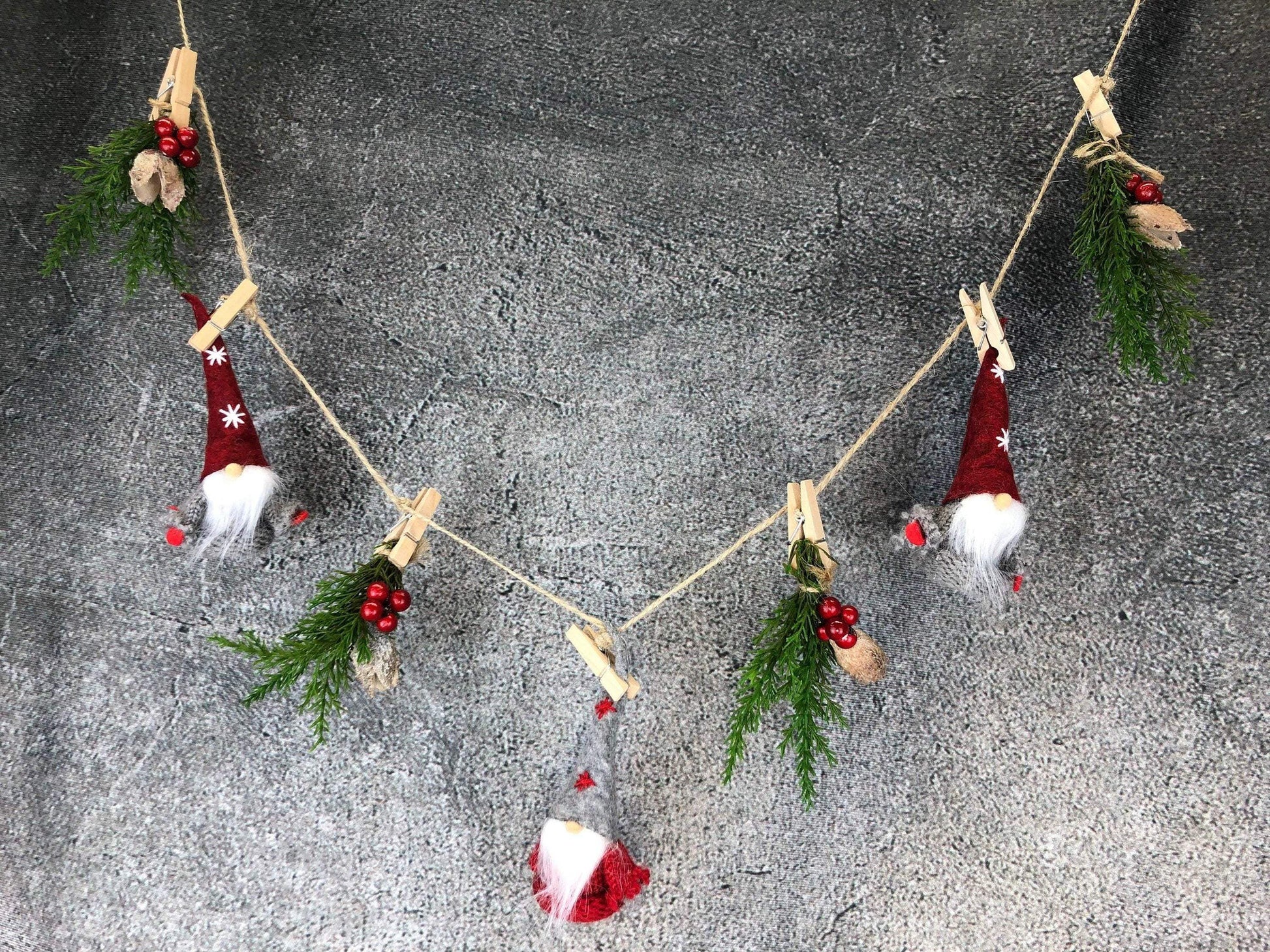 Wichtel Sterntaler Fensterdeko Wäscheleine Wäscheklammer Fensterschmuck Türkranz Thuja weihnachtlich Weihnachten – handgemacht aus Seiden- und Kunstblumen, langlebig & pflegeleicht von SarahsFlowerStudio