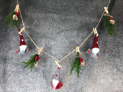 Wichtel Sterntaler Fensterdeko Wäscheleine Wäscheklammer Fensterschmuck Türkranz Thuja weihnachtlich Weihnachten – handgemacht aus Seiden- und Kunstblumen, langlebig & pflegeleicht von SarahsFlowerStudio