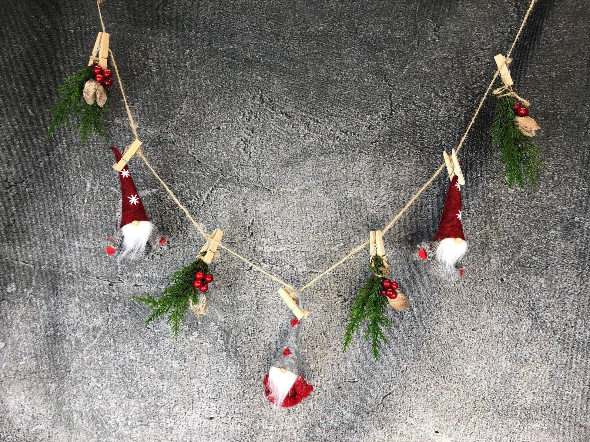 Wichtel Sterntaler Fensterdeko Wäscheleine Wäscheklammer Fensterschmuck Türkranz Thuja weihnachtlich Weihnachten – handgemacht aus Seiden- und Kunstblumen, langlebig & pflegeleicht von SarahsFlowerStudio